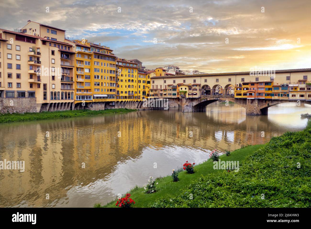 Bella vista sul Ponte Vecchio con un Corridoio Vasariano sul fiume Arno a Firenze al tramonto. Toscana, Italia Foto Stock