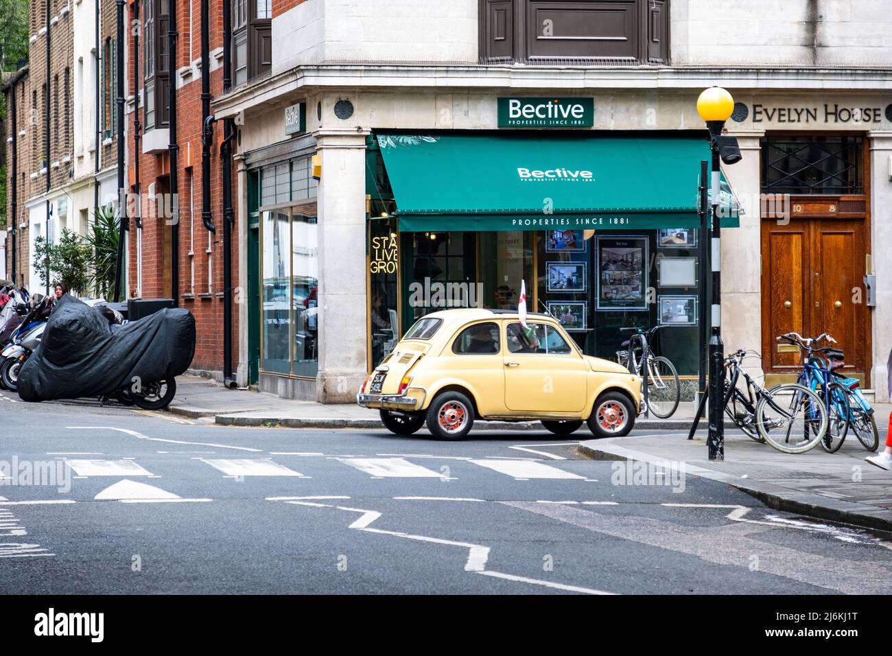 Londra - Aprile 2022: Agenzia Bective Estate e piccola Fiat 500 vecchia a Kensington, Wets Londra Foto Stock