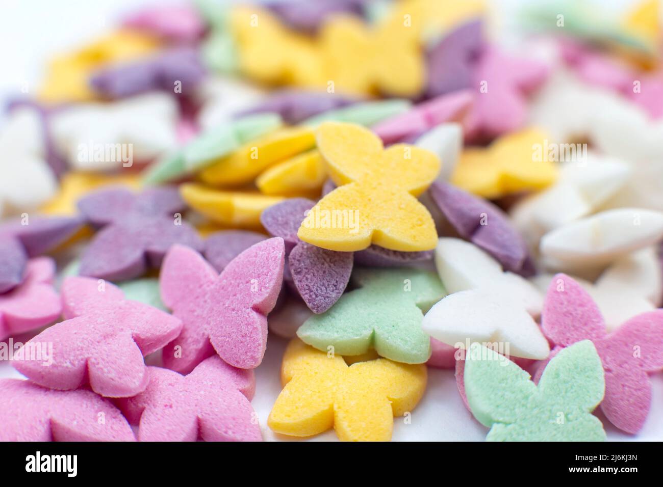 Farfalle colorate, spolverini di dolciumi color pastello Foto Stock