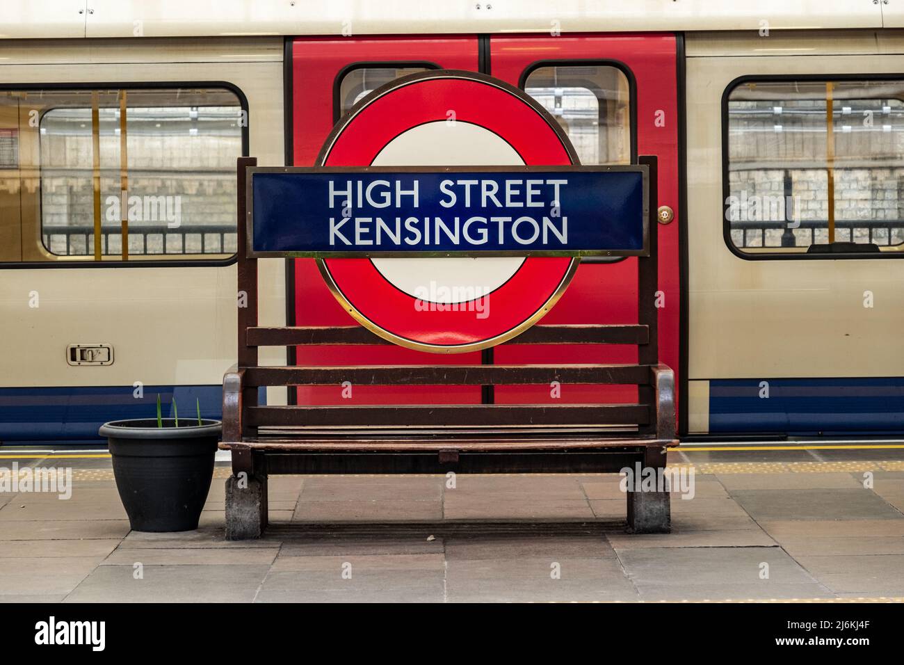 Londra - Aprile 2022: Cartello della metropolitana di High Street Kensington sulla piattaforma Foto Stock