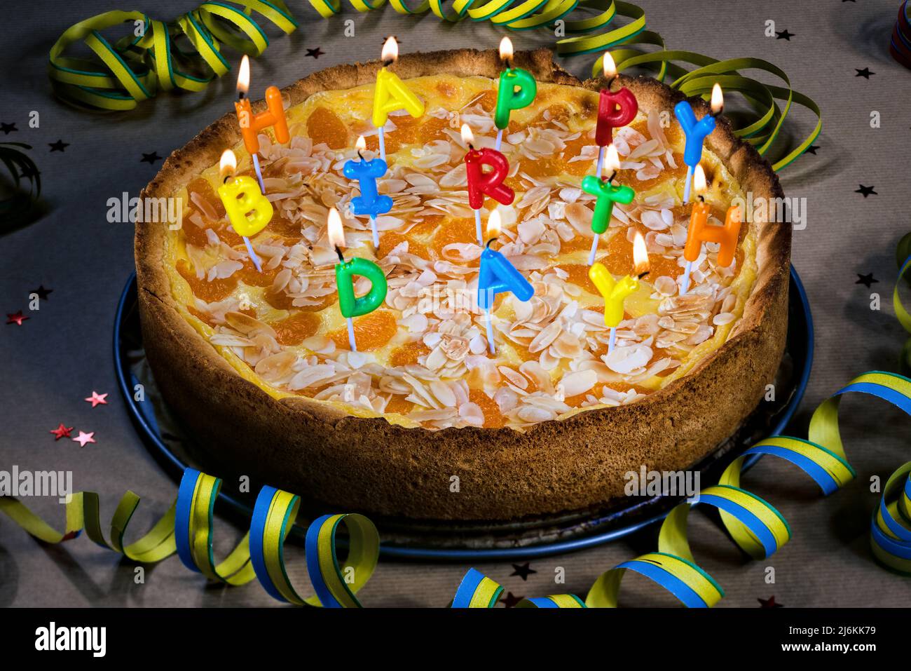 Buon compleanno torta con candele accese congratulazioni per la decorazione della tabella Foto Stock