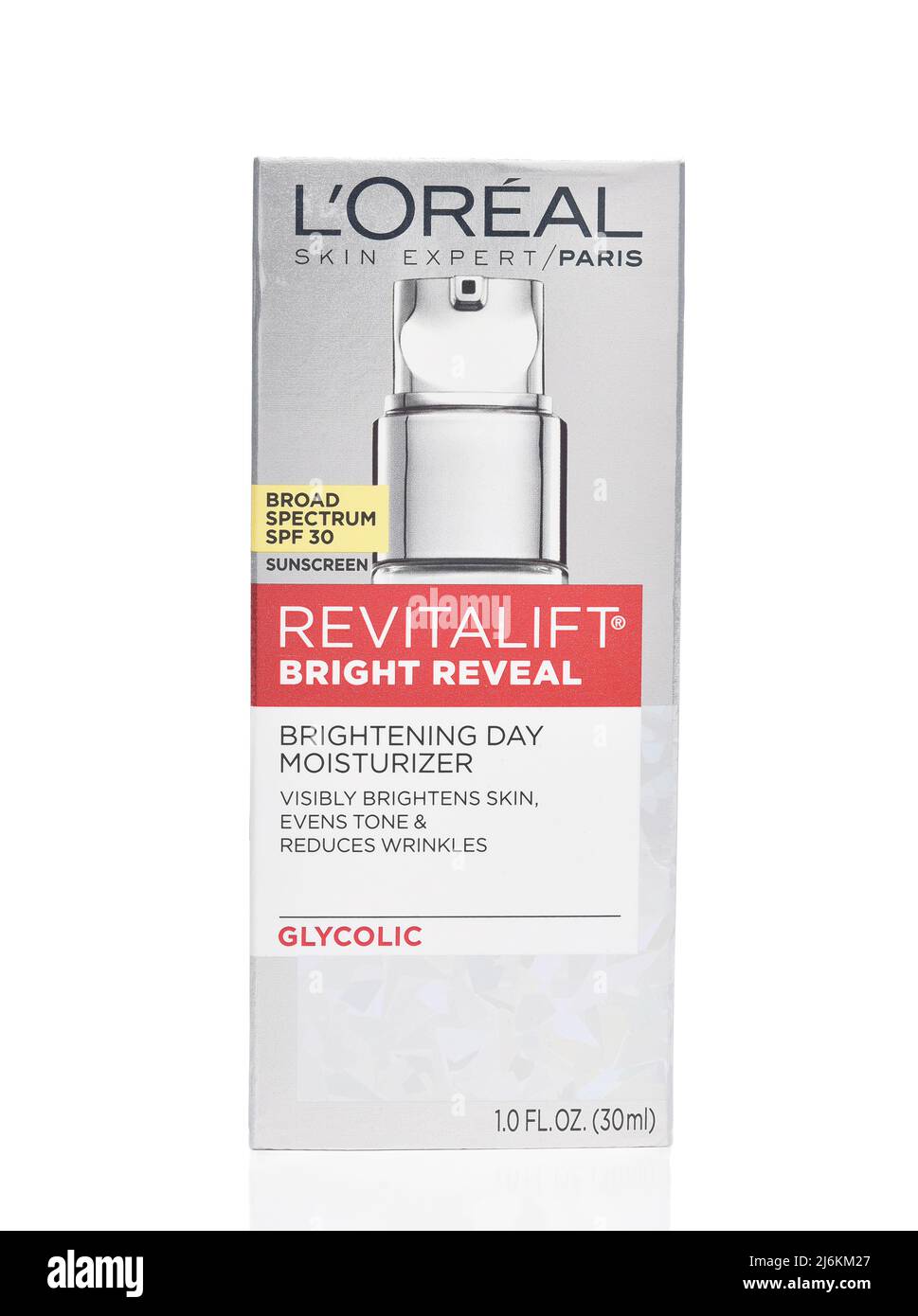 IRVINE, CALIFORNIA - 2 MAGGIO 2022: Una scatola di Loreal Sunscreen Revitalift Bright Reveal Moisturizer, con il largo spettro SPF 30.. Foto Stock