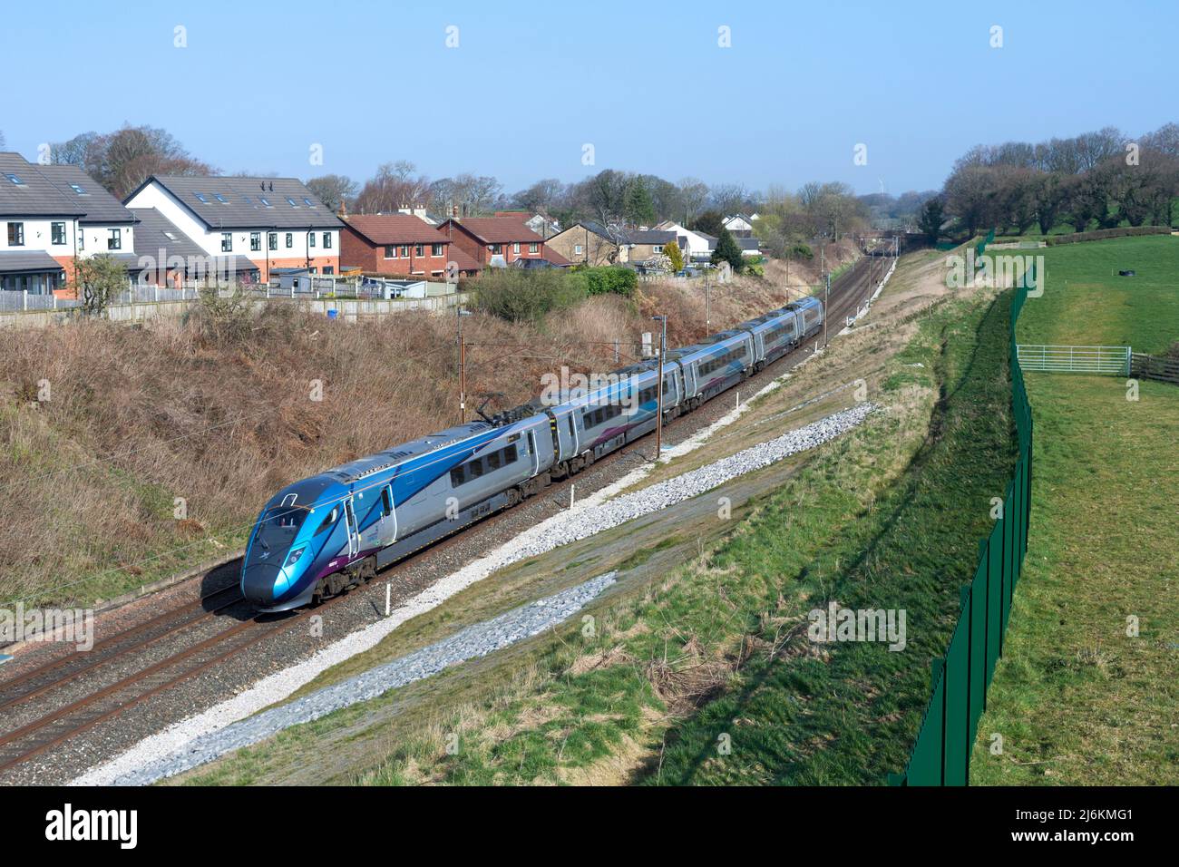 Primo treno Transpennine Express classe 802 Hitachi AT300 bi-mode che passa per Forton, Lancashire sulla linea principale della costa occidentale con una corsa di addestramento del conducente Foto Stock