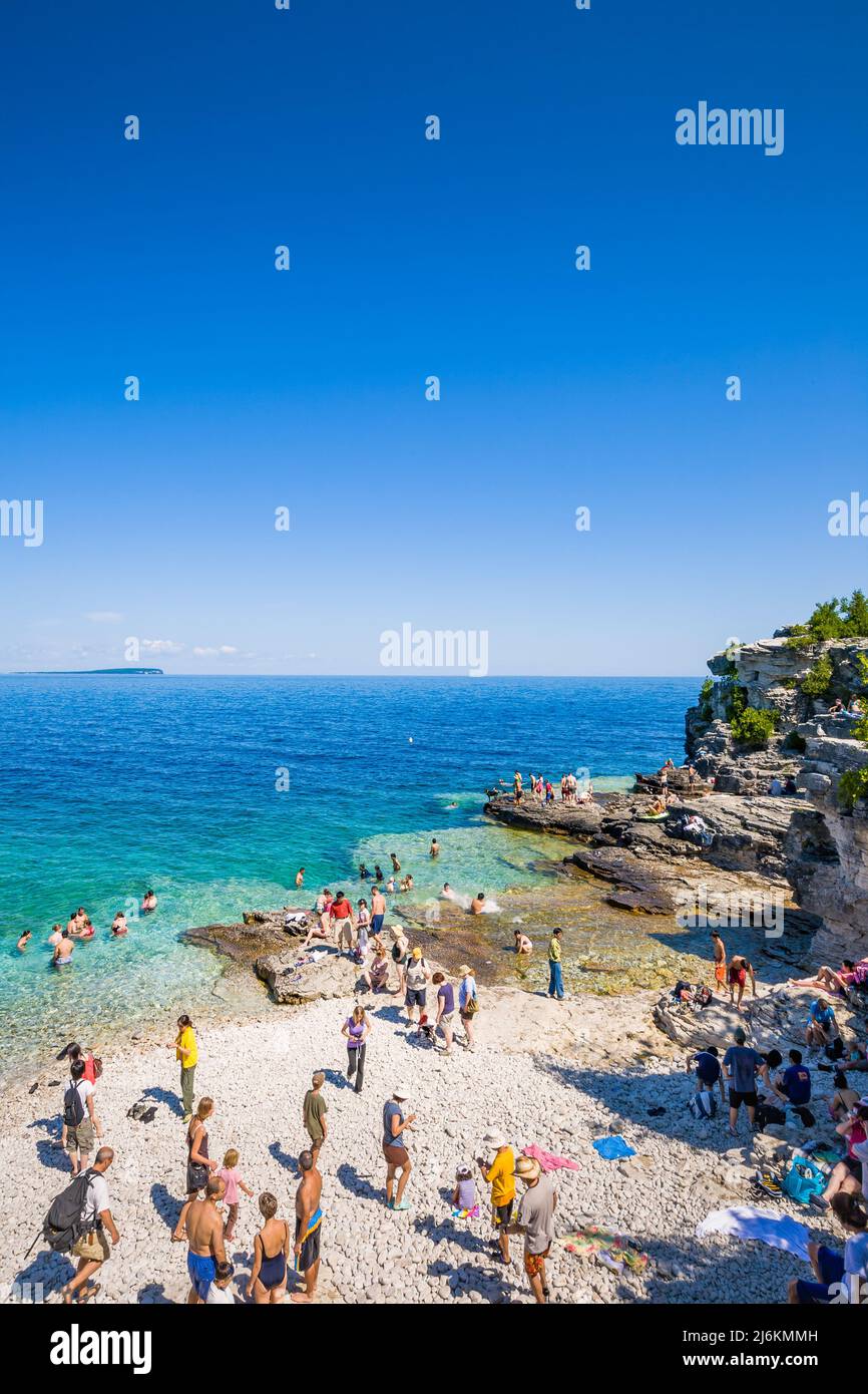 Spiaggia e le acque cristalline della Georgian Bay a Tobermory, Bruce Peninsula, Ontario, Canada. Foto Stock