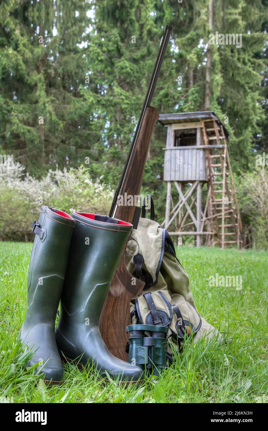 Cose di cui il cacciatore ha bisogno. Buoni stivali di gomma, zaino, binocoli, un fucile e la tua zona di caccia. Foto Stock