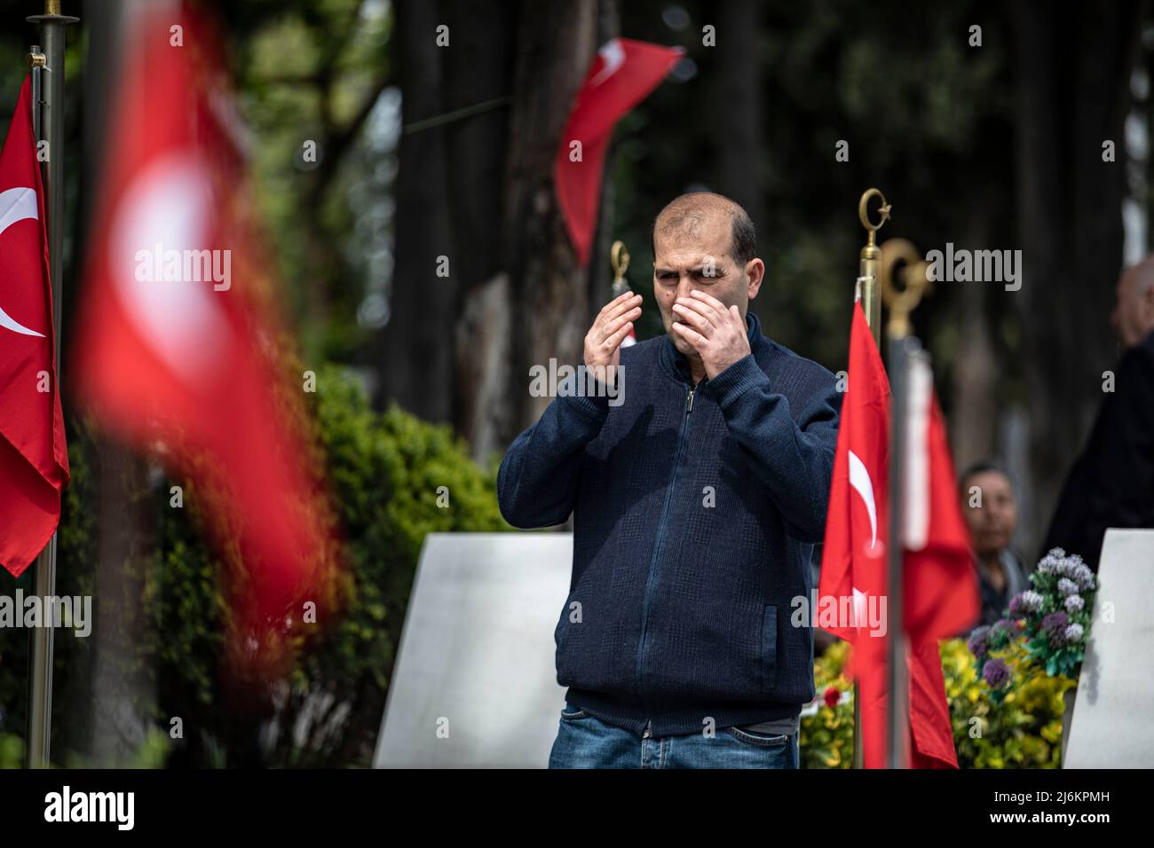 Istanbul, Turchia - 2 maggio 2022, un uomo si vede pregare presso la tomba di una persona cara. Le famiglie dei martiri vennero al Cimitero dei Martiri Edirnekapi il primo giorno di Eid al-Fitr per visitarlo. Le famiglie pregarono presso le tombe dei martiri e leggero il Corano. Foto Stock