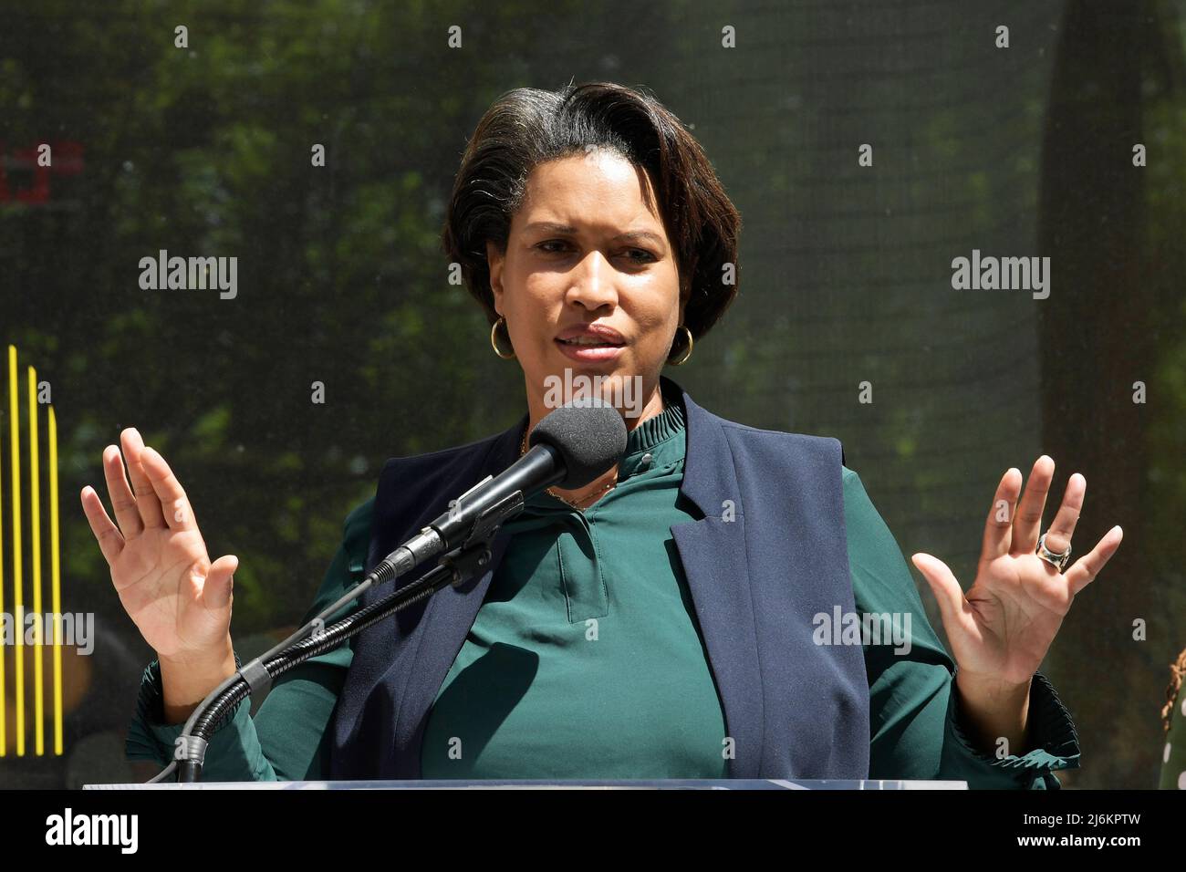 Il sindaco di DC Muriel Bowser e l'Ufficio per la pianificazione e lo sviluppo economico (DMPED) parla del programma Small Business Week e annuncia $1,25 milioni di Inclusive Innovation Equity Impact Fund Award, durante una conferenza stampa presso il manifest Store di Washington. Foto Stock