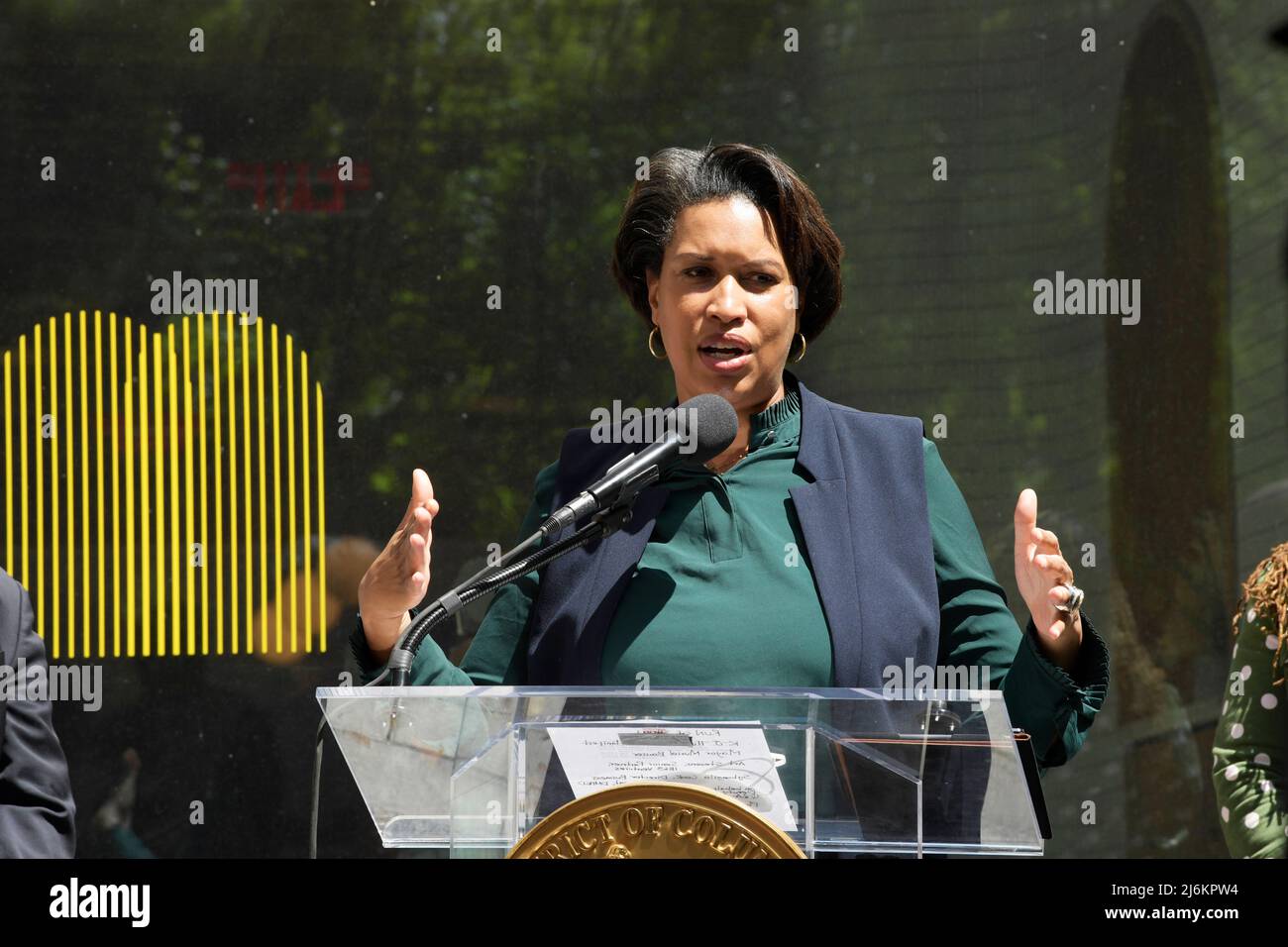 Il sindaco di DC Muriel Bowser e l'Ufficio per la pianificazione e lo sviluppo economico (DMPED) parla del programma Small Business Week e annuncia $1,25 milioni di Inclusive Innovation Equity Impact Fund Award, durante una conferenza stampa presso il manifest Store di Washington. Foto Stock