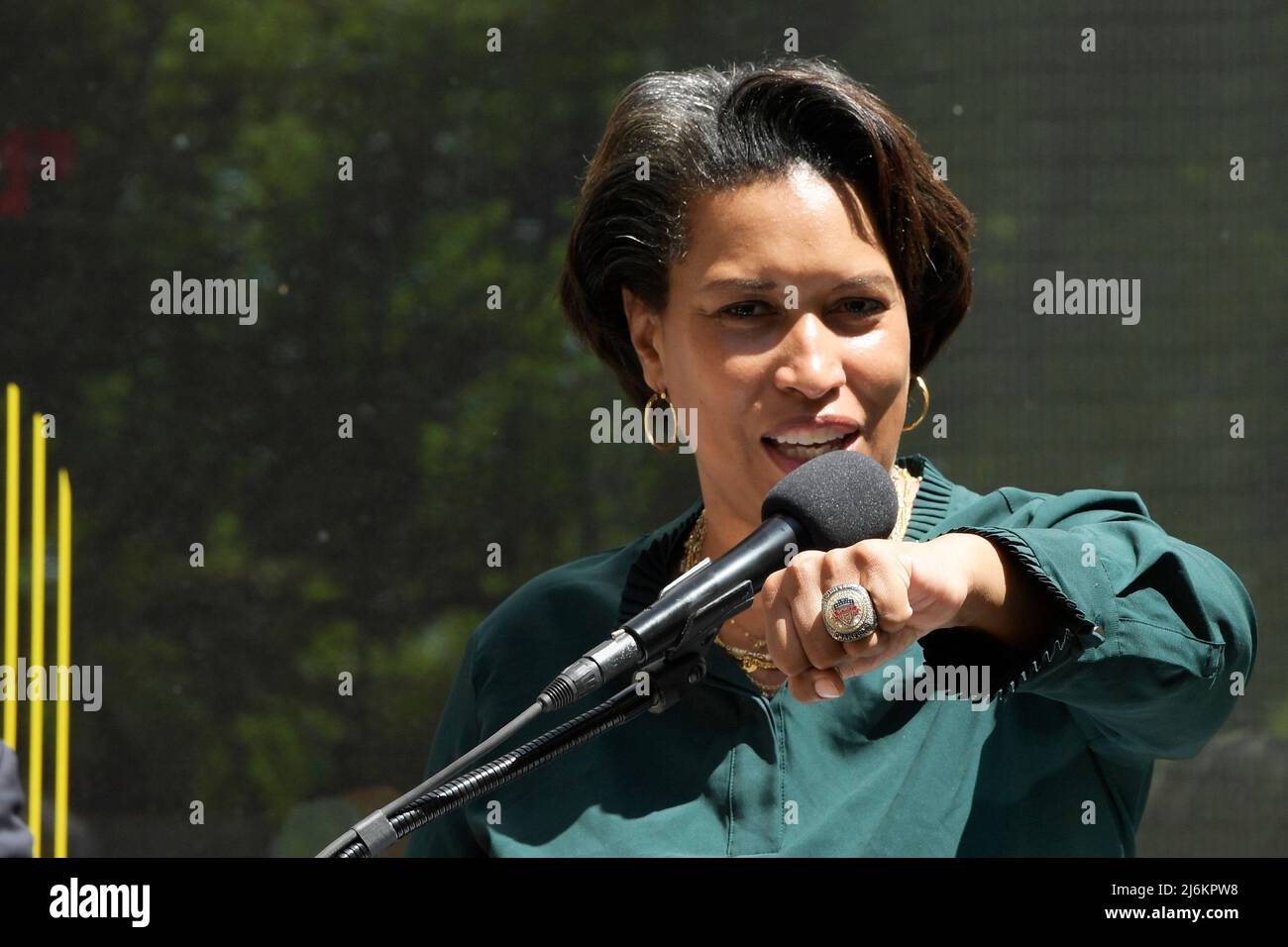 Il sindaco di DC Muriel Bowser e l'Ufficio per la pianificazione e lo sviluppo economico (DMPED) parla del programma Small Business Week e annuncia $1,25 milioni di Inclusive Innovation Equity Impact Fund Award, durante una conferenza stampa presso il manifest Store di Washington. Foto Stock