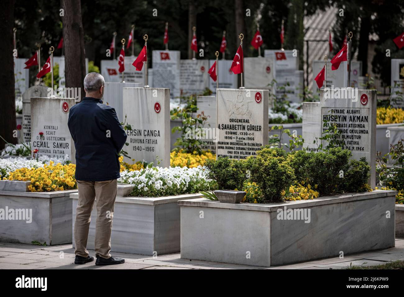 Istanbul, Turchia - 2 maggio 2022, un uomo si vede pregare presso la tomba di una persona cara. Le famiglie dei martiri vennero al Cimitero dei Martiri Edirnekapi il primo giorno di Eid al-Fitr per visitarlo. Le famiglie pregarono presso le tombe dei martiri e leggero il Corano. Foto Stock