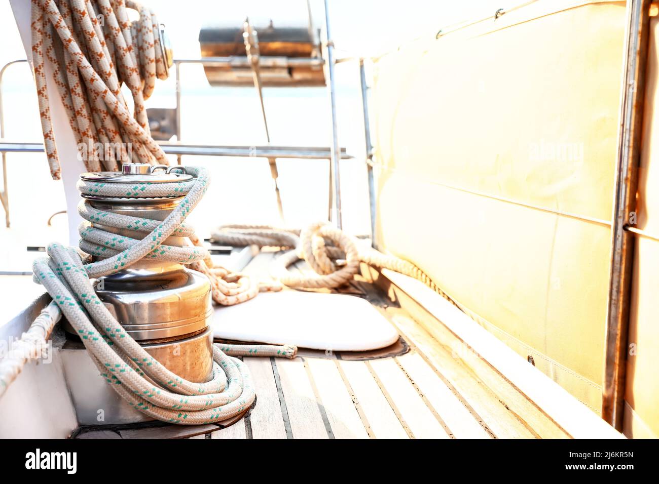 Verricello con funi di vela di yacht moderno Foto Stock