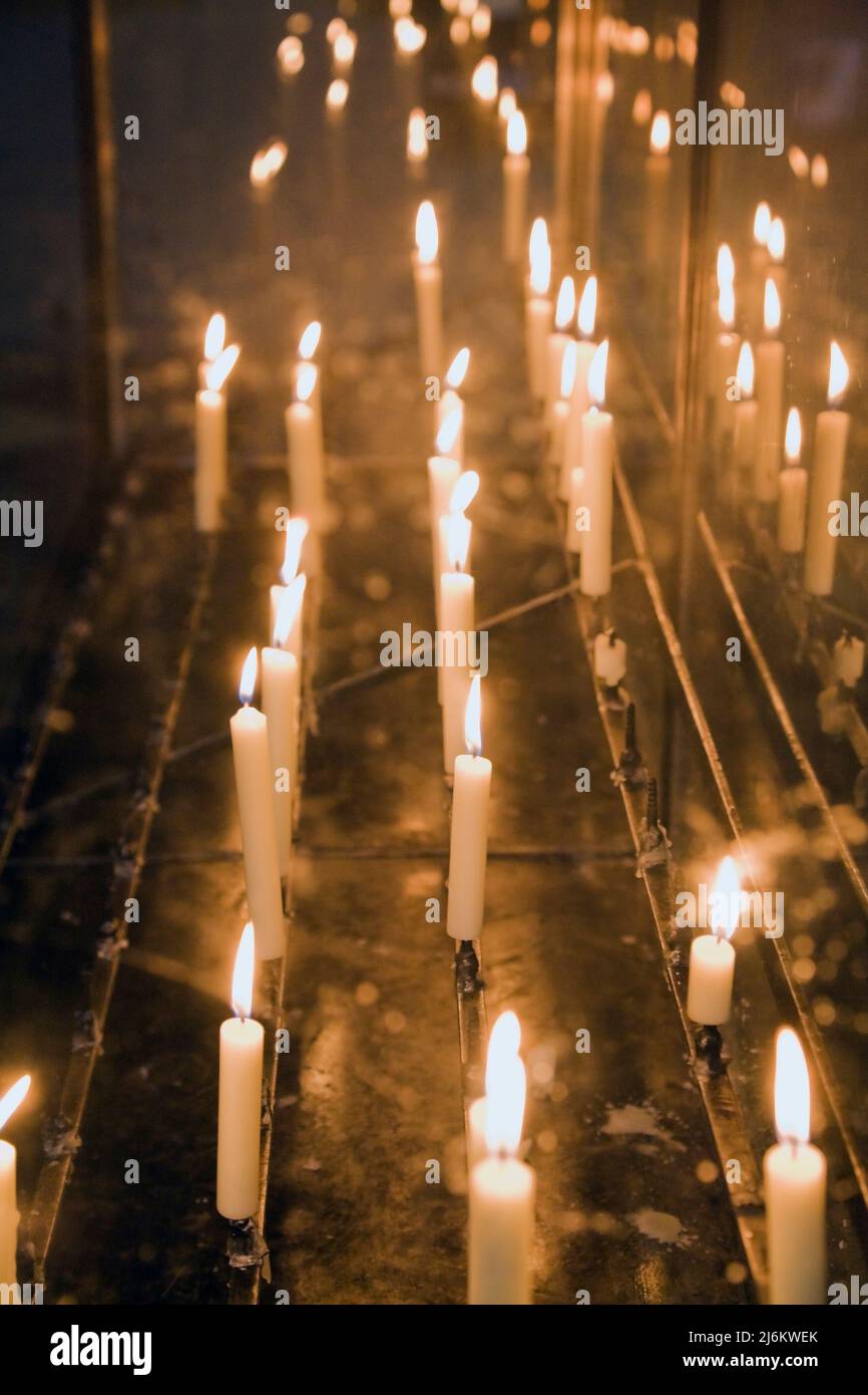 Offuscato e torbido sognante come candele votive illuminate all'interno della chiesa di San Pietro, Vienna, Austria. Foto Stock