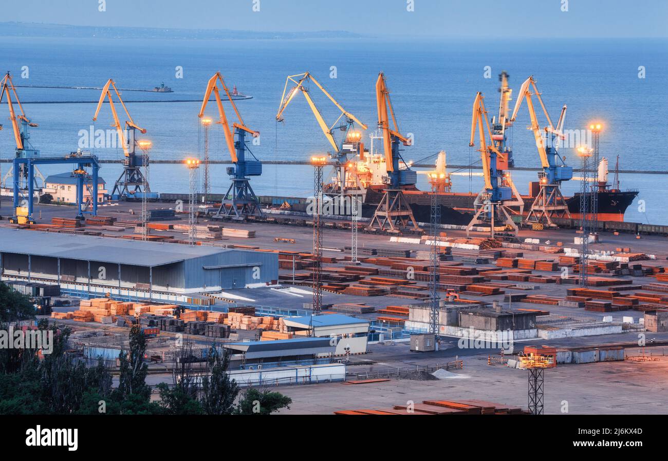 Porto commerciale marittimo di notte a Mariupol, Ucraina prima della guerra Foto Stock