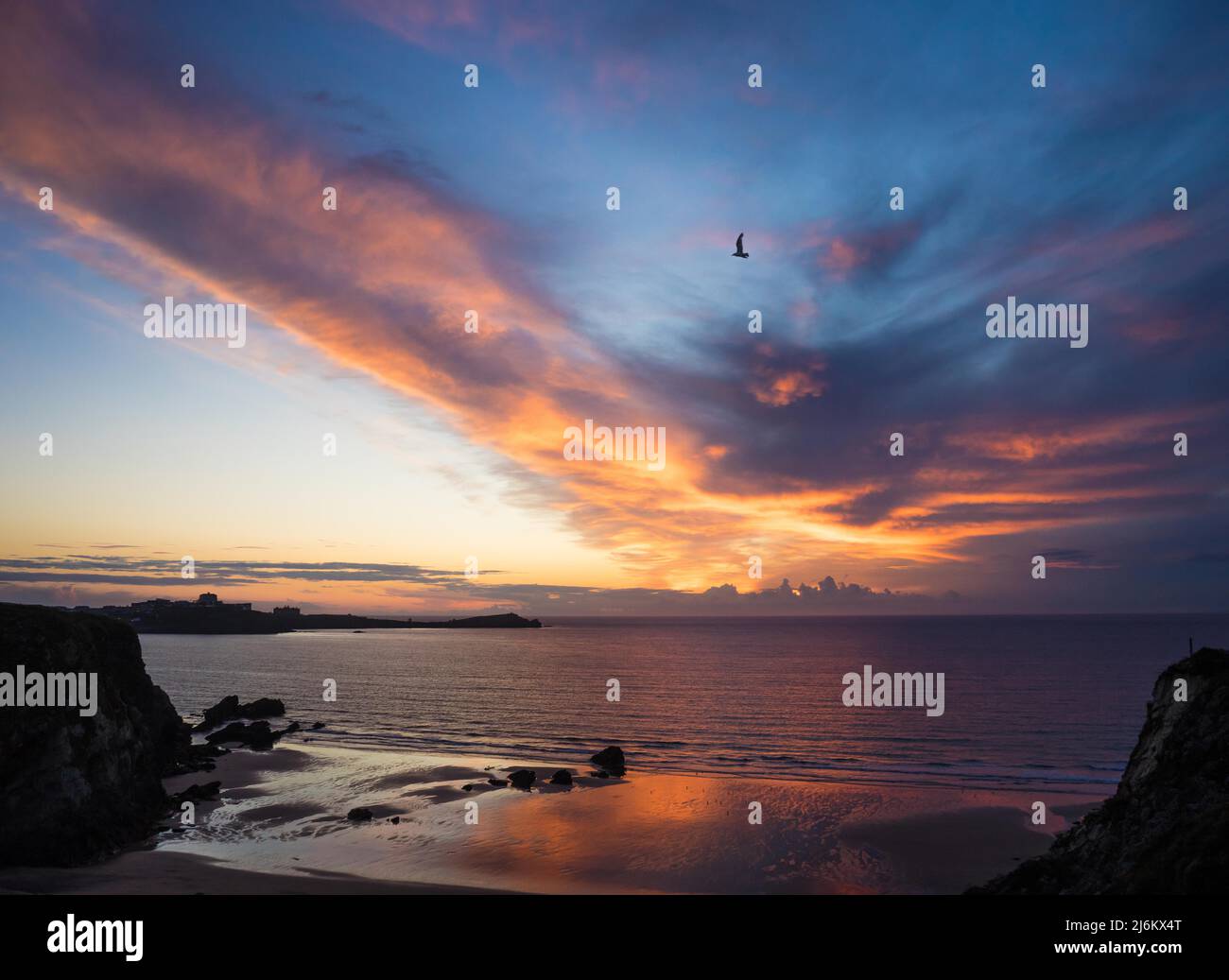 Tramonto spettacolare sulla spiaggia di Lusty Glaze in Cornovaglia, Inghilterra Foto Stock