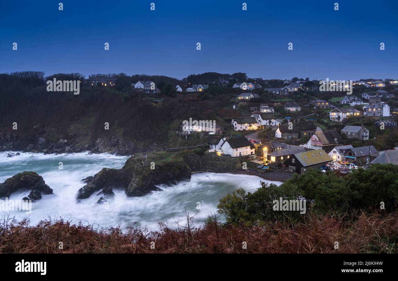 Vista della città di Cadgwith Cove, Cornovaglia, Inghilterra, presa al tramonto Foto Stock