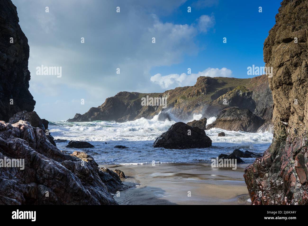 Onde drammatiche a Kynance Cove, Cornovaglia, Inghilterra Foto Stock