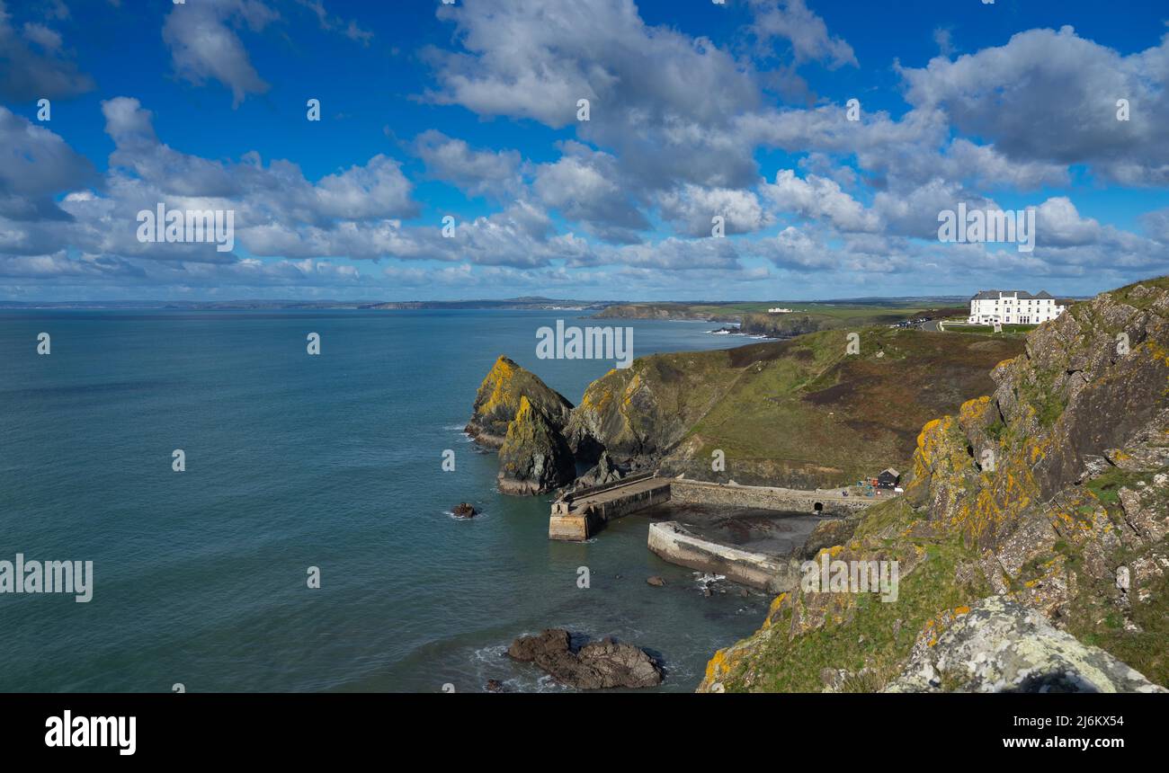Vista di Mullion Cove, Cornovaglia, Inghilterra Foto Stock