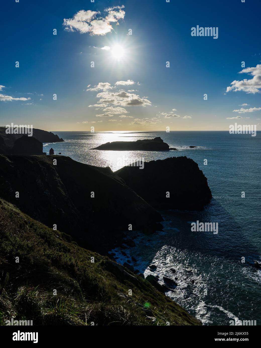 Sun sopra la costa drammatica della Cornovaglia, Inghilterra Foto Stock