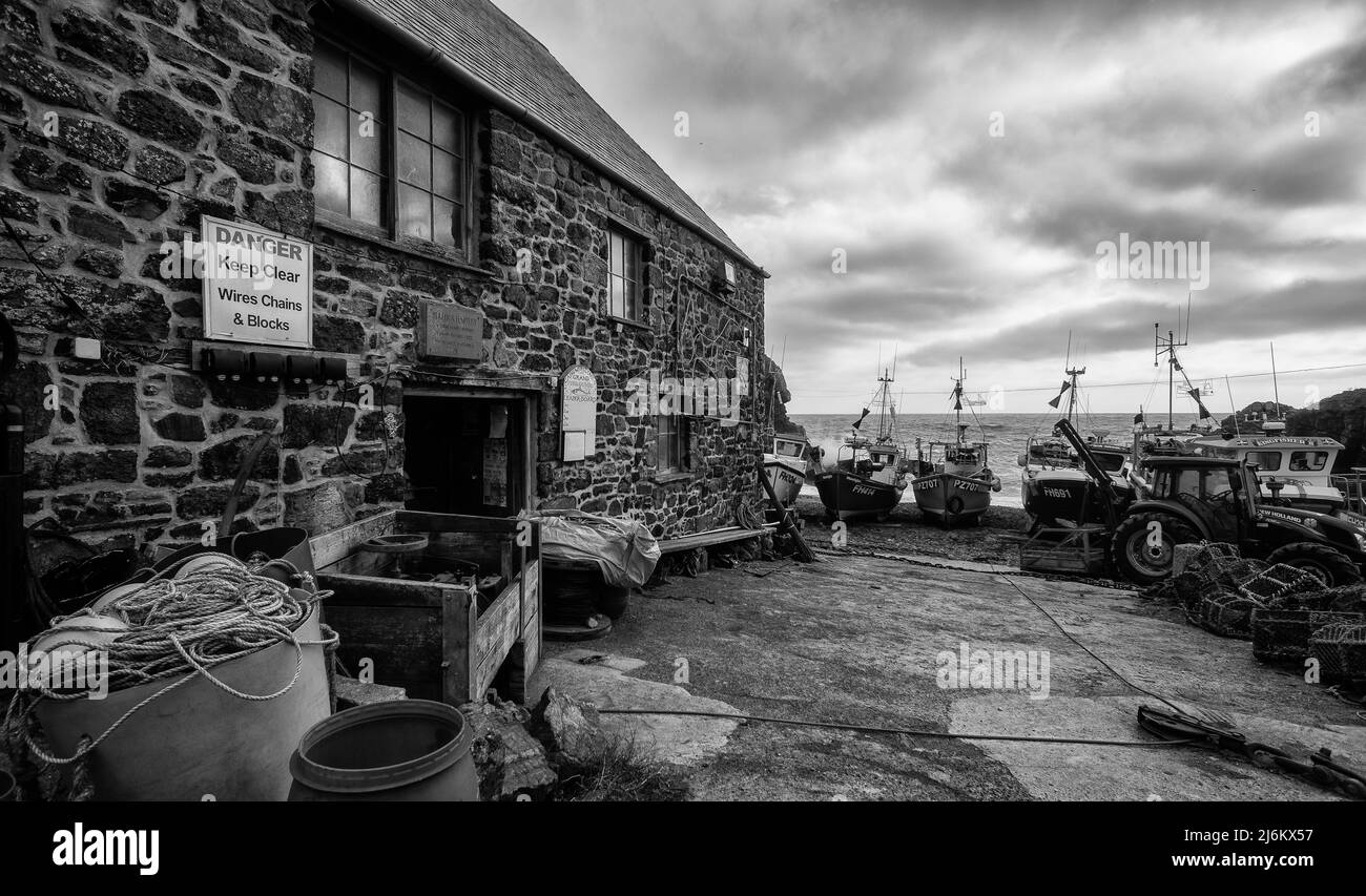 Immagine in bianco e nero di Cadgwith Cove, una destinazione turistica e di pesca inglese Foto Stock