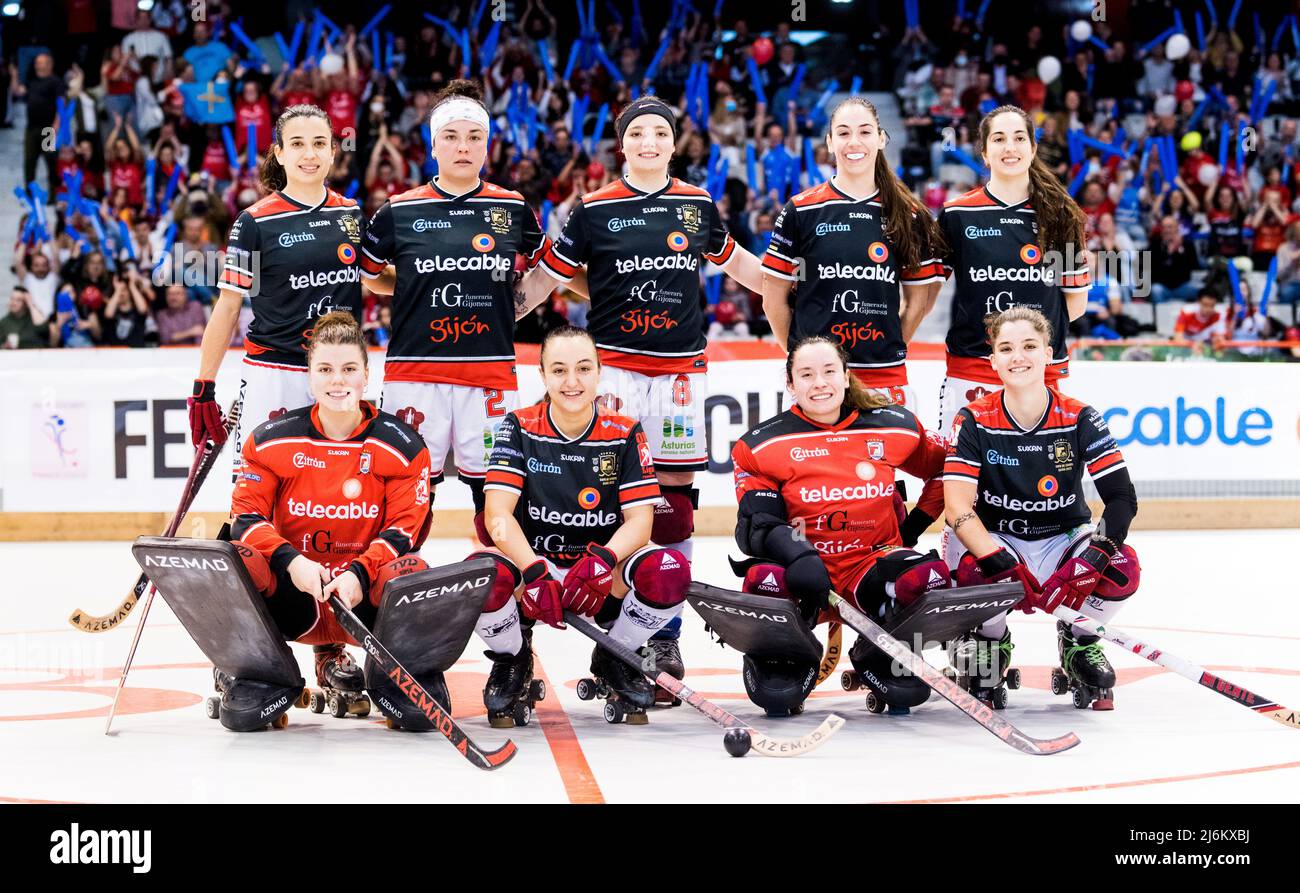 Gijon, Spagna. 1st maggio 2022. Squadra iniziale di Gijon HC durante la partita di hockey in pista della finale Female Eurolega Cup tra Gijon HC e CHP Plegamans A. Foto Stock