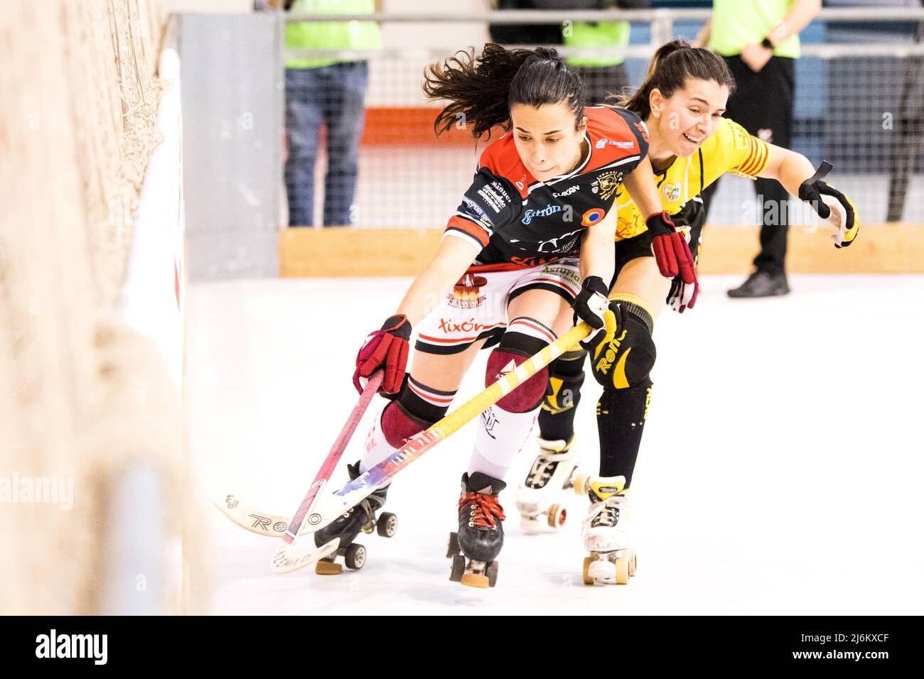 Gijon, Spagna. 1st maggio 2022. Laura Puigdueta (CHP Plegamans) cerca di rubare la palla a Sara Gonzalez Lolo (Gijon HC) durante la partita di hockey su pista di Foto Stock