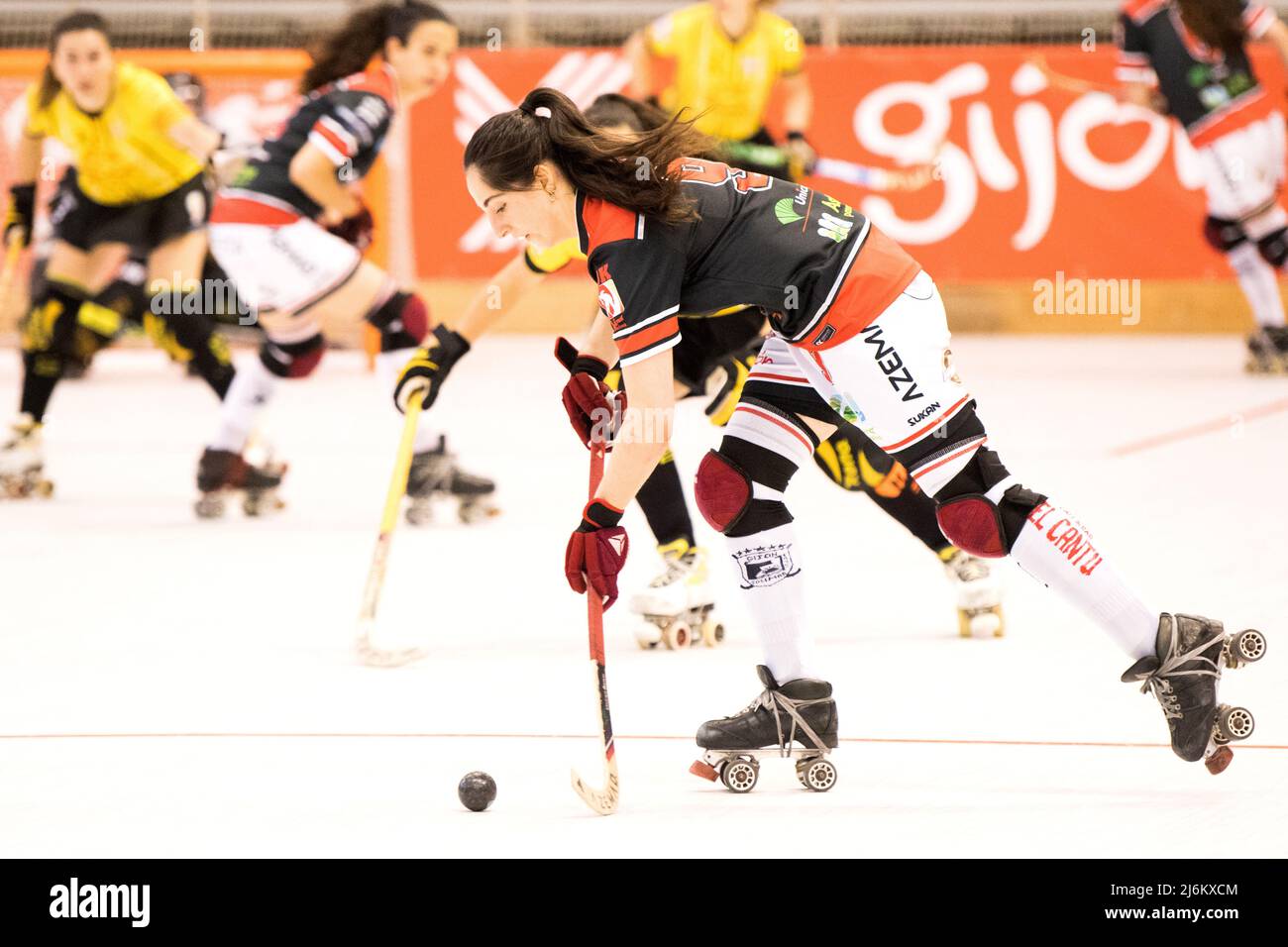 Gijon, Spagna. 1st maggio 2022. Nuria obesa (Gijon HC) controlla la palla durante la partita di hockey in pista della finale Female Eurolega Cup tra Gijon HC e Foto Stock