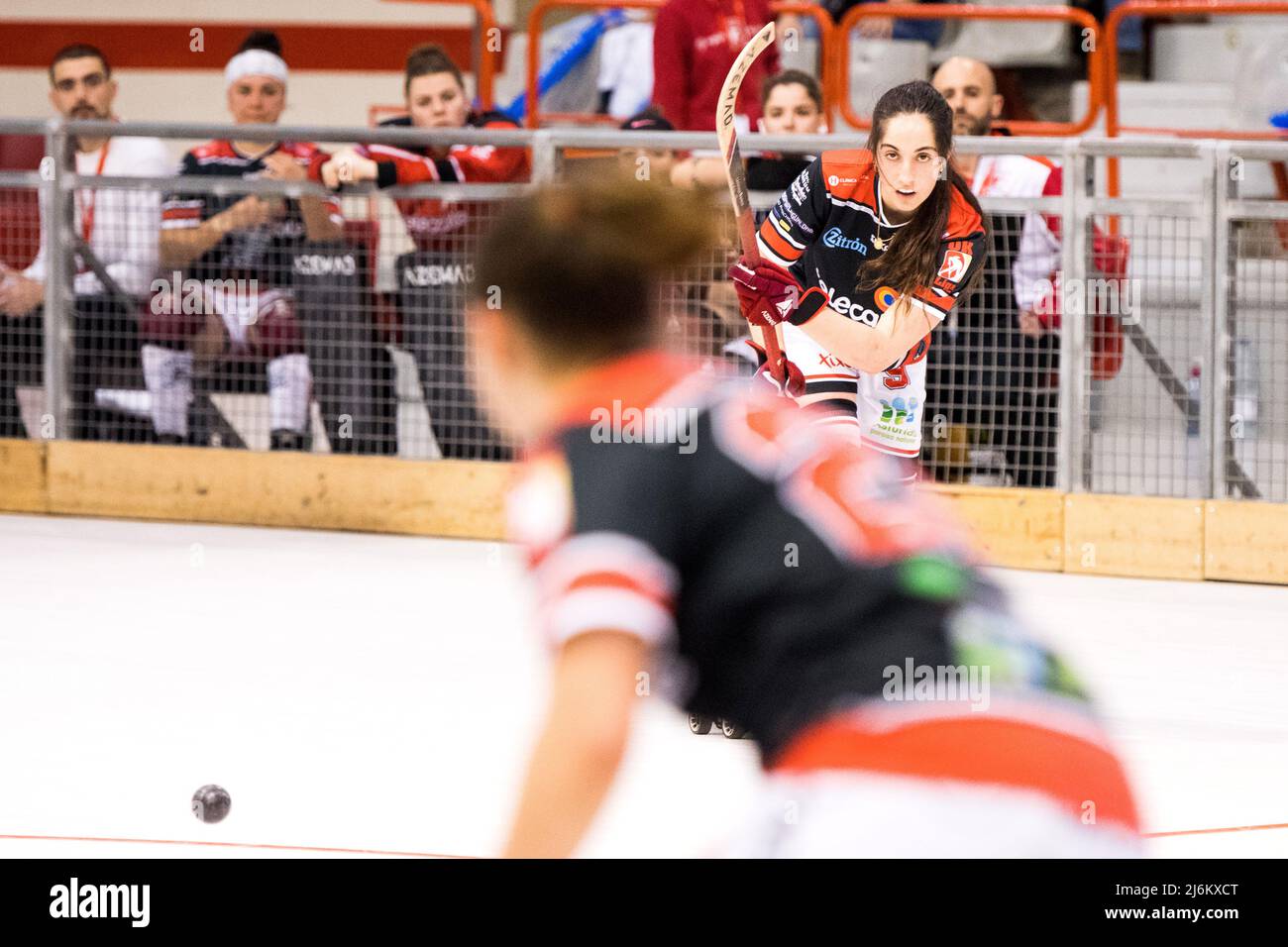 Gijon, Spagna. 1st maggio 2022. Nuria Odeso (Gijon HC) controlla la palla durante la partita di hockey in pista della finale Female Eurolega Cup tra Gijon HC e Foto Stock