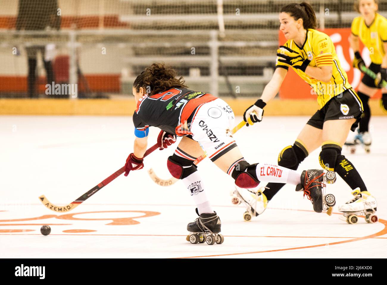 Gijon, Spagna. 1st maggio 2022. Sara Gonzalez Lolo (Gijon HC) controlla la palla durante la partita di hockey in pista della finale Female Eurolega Cup tra Gijon Foto Stock