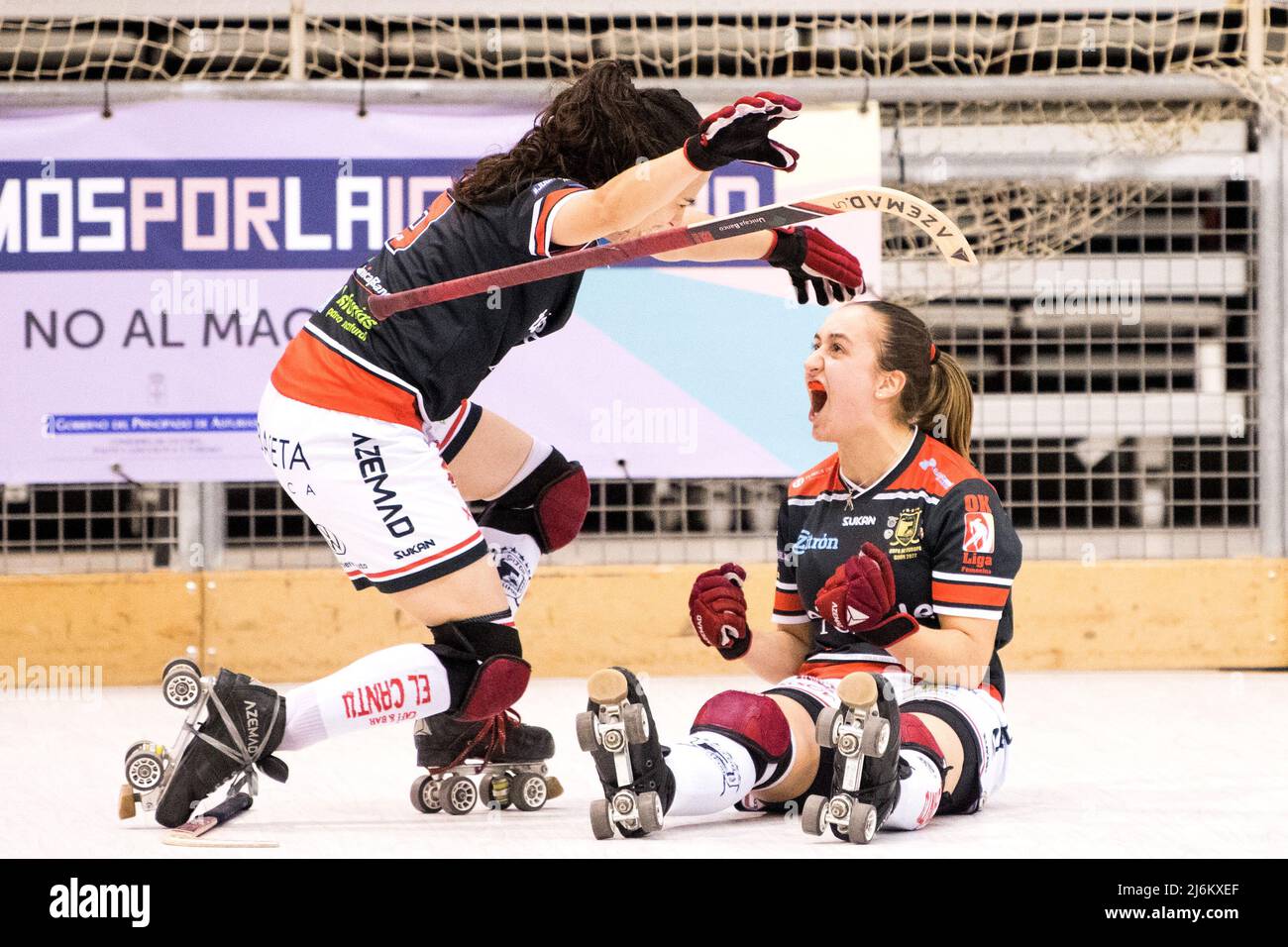 Gijon, Spagna. 1st maggio 2022. Sara Gonzalez Lolo e Sara Roces (Gijon HC) festeggiano un gol durante la partita di hockey in pista della finale Female Eurolega Cup Foto Stock