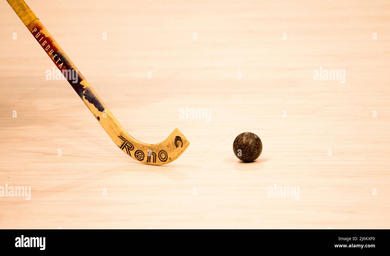 Gijon, Spagna. 1st maggio 2022. Bastone e palla durante la finale di hockey in pista Female Eurolega Cup tra Gijon HC e CHP Plegamans al Centro Sportivo Foto Stock