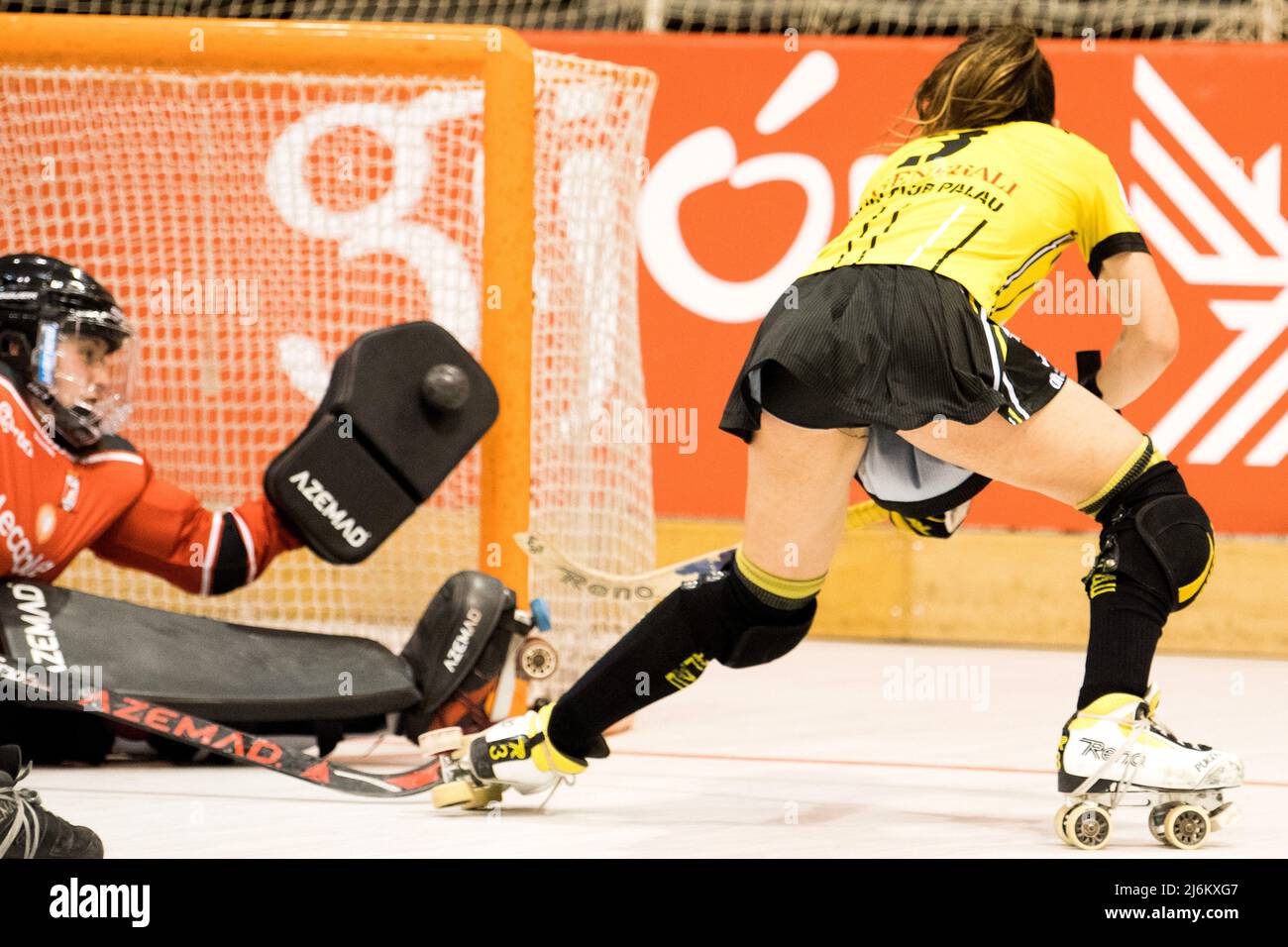 Gijon, Spagna. 1st maggio 2022. Fernanda Hidalgo (Gijon HC) ferma un colpo di Laura Puigdueta (CHP Plegamans) durante la partita di hockey in pista della finale femmina Foto Stock