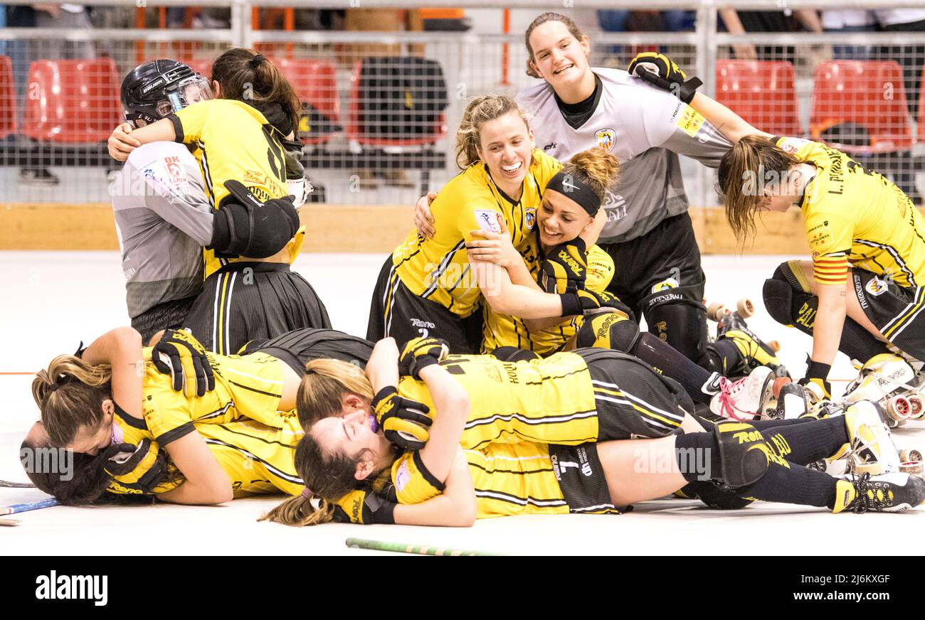 Gijon, Spagna. 1st maggio 2022. I giocatori di CHP Plegamans festeggiano la loro vittoria durante la partita di hockey in pista della finale Female Eurolega Cup tra Gijon Foto Stock