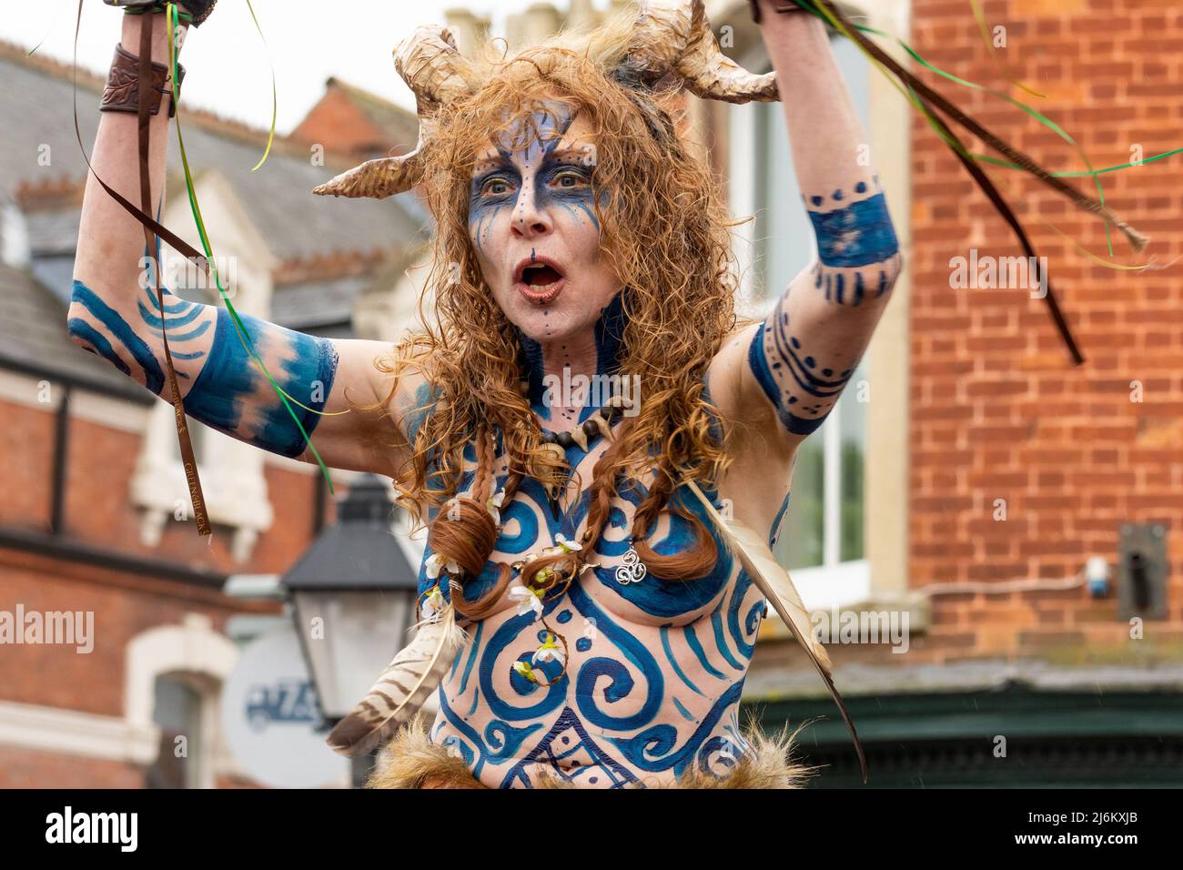 Glastonbury, Somerset, Regno Unito. 1st maggio 2022. Glastonbury Maggio Day Pagan Beltane celebrazione. Per celebrare la gente radunata alla croce del mercato della città prima di partire in una processione su la strada alta e poi verso Bushy Coombe. Credito: Stephen Bell/Alamy Foto Stock