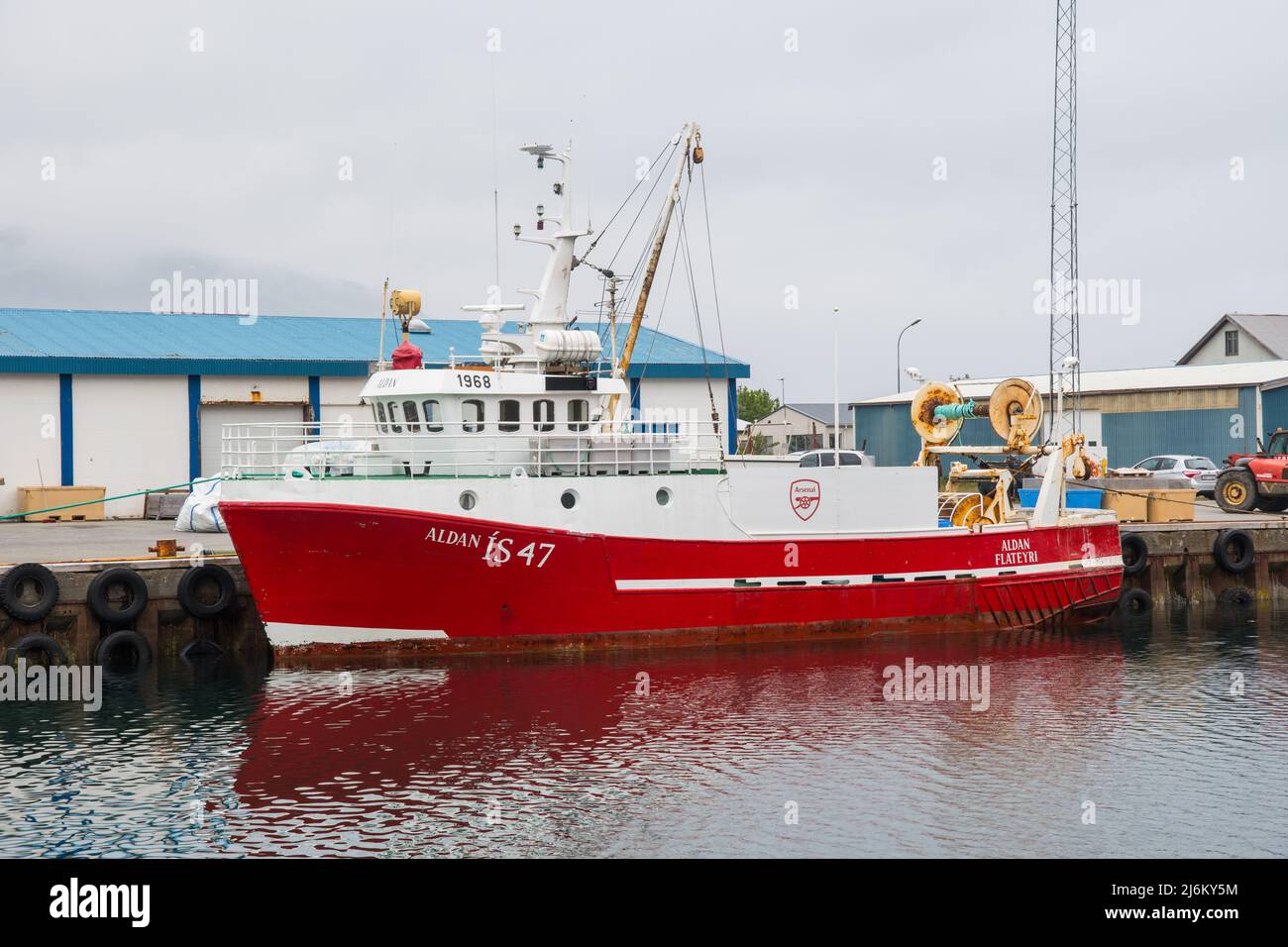 Flateyri Islanda - Luglio 6. 2021: Peschereccio nel porto di Flateyri, nell'Islanda occidentale Foto Stock