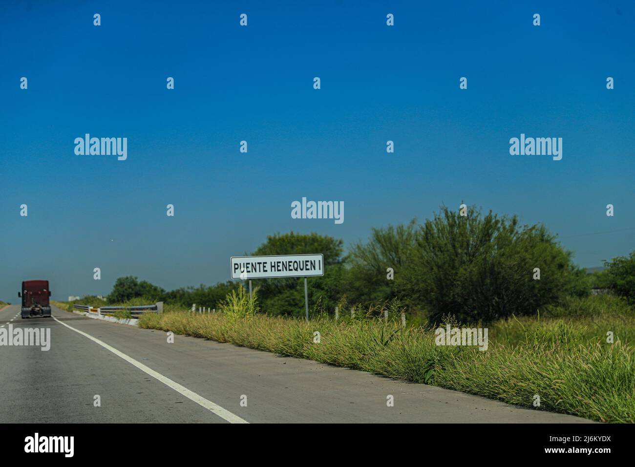 Zona industriale e agricola nel tratto stradale tra la Valle Yaqui, Ciudad Obregón e Navojoa nello stato di sonora, Messico. Zona ejida, agricoltura. Ponti e strade, puentes y carreteras Henequen i © (© Foto di LuisGutierrez/Norte Foto) Zona industriale y agricola en el tramo carretero entro el valle del Yaqui, ciudad obregon y Navojoa en el estado de sonora Mexico. zona ejidal, Agroteria. © (© Foto di LuisGutierrez/Norte Foto) Foto Stock