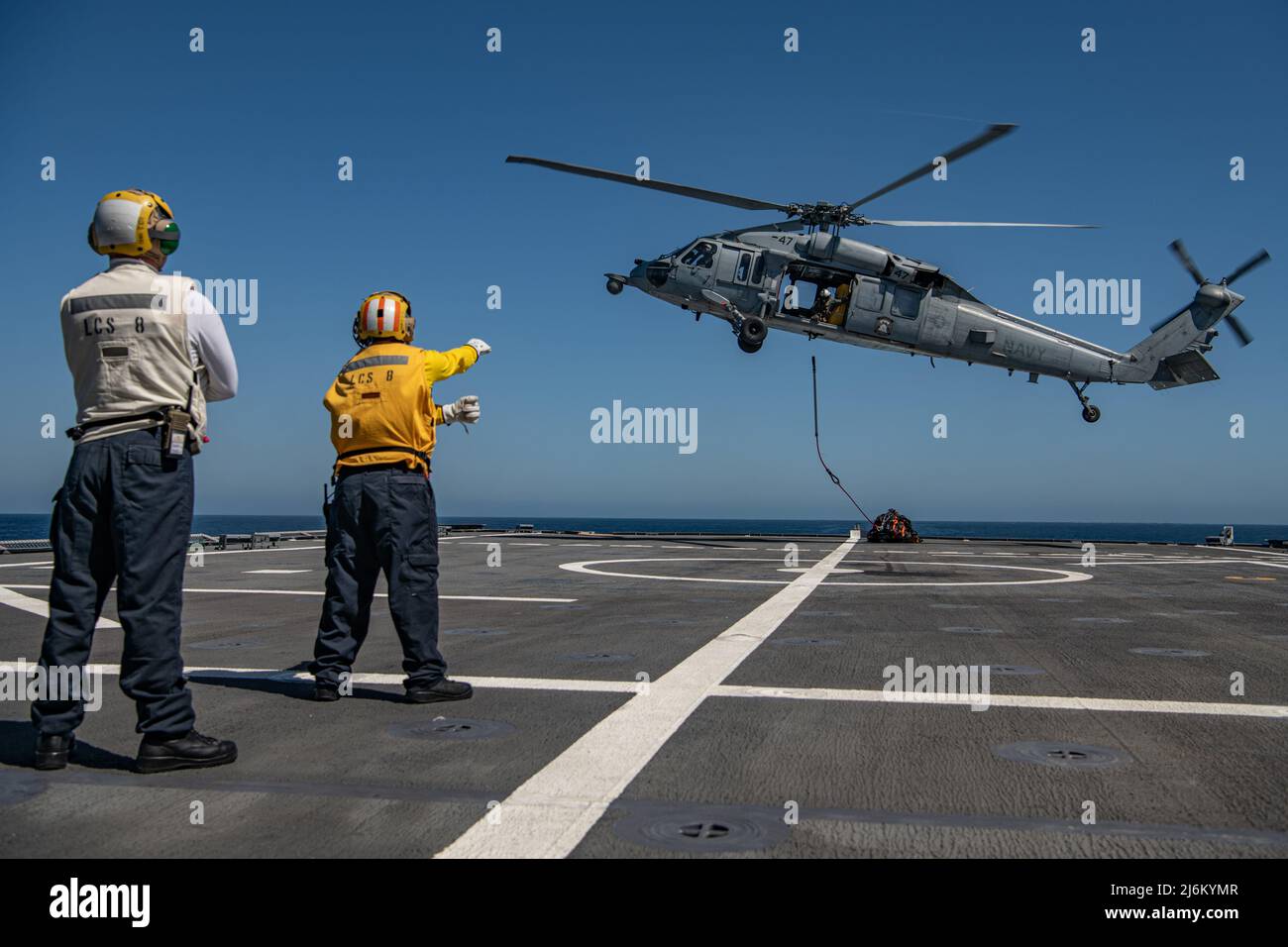 220414-N-NK931-067 OCEANO PACIFICO (APRILE. 14, 2022) – un elicottero MH-60s Sea Hawk assegnato alle “Wildcards” di Helicopter Sea Combat Squadron (HSC) 23 rilascia il carico sul ponte di volo della nave da combattimento litoranea Independence-Variant USS Montgomery (LCS 8) durante un rifornimento verticale (VERTREP) nel Pacifico orientale. LCS è una piattaforma veloce, agile e mission-focalizzata progettata per operare in ambienti vicino alla costa, vincendo contro le minacce costiere del 21st° secolo. LCS è in grado di sostenere la presenza in avanti, la sicurezza marittima, il controllo marittimo e la deterrenza. (STATI UNITI Foto Navy di Lt. O.g. Samuel duro Foto Stock