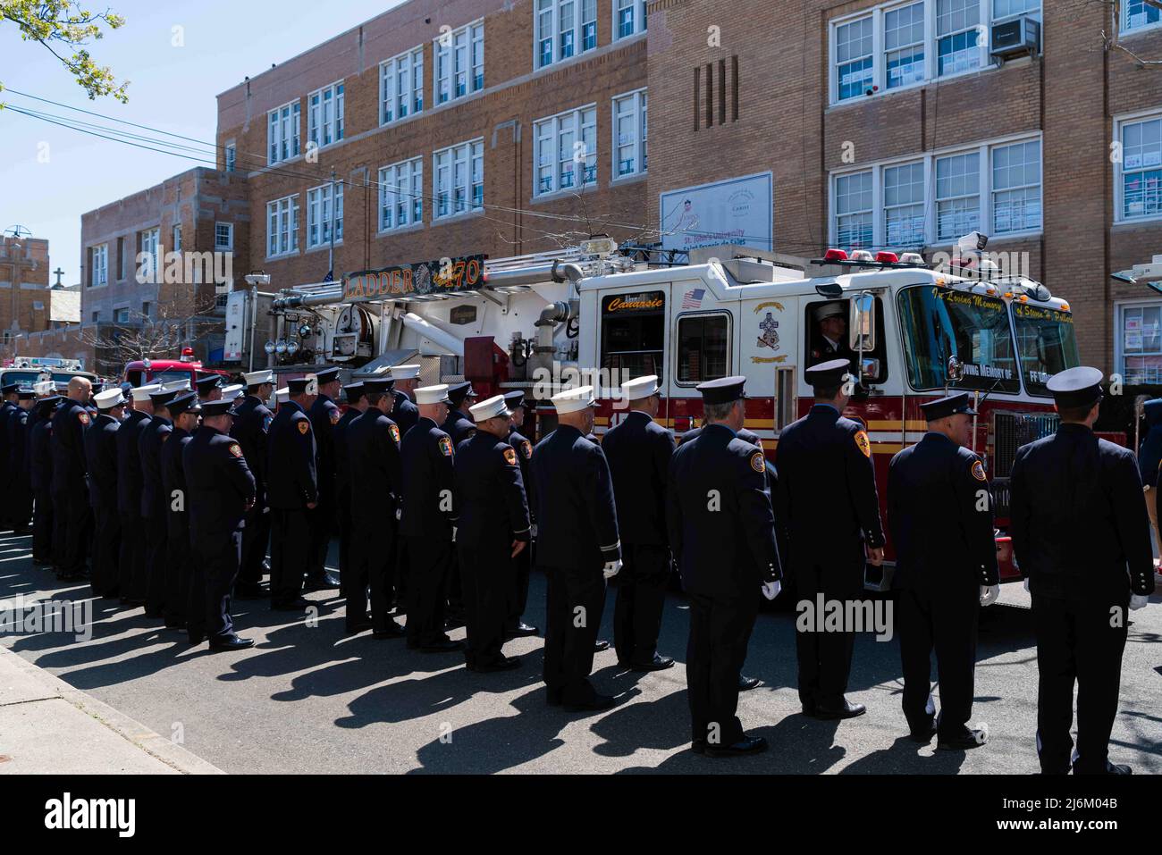29 aprile 2022, Queens, New York, Stati Uniti: Famiglia, Amici e migliaia di vigili del fuoco hanno detto il loro ultimo addio al vigile del fuoco Timothy Klein. Il funerale si è tenuto presso la chiesa di San Francesco di Sales a Belle Harbor Queens, New York. Timothy Klein morì il 24 aprile 2022 combattendo un fuoco di tre allarmi a Canarise. (Credit Image: © Steve Sanchez/Pacific Press via ZUMA Press Wire) Foto Stock