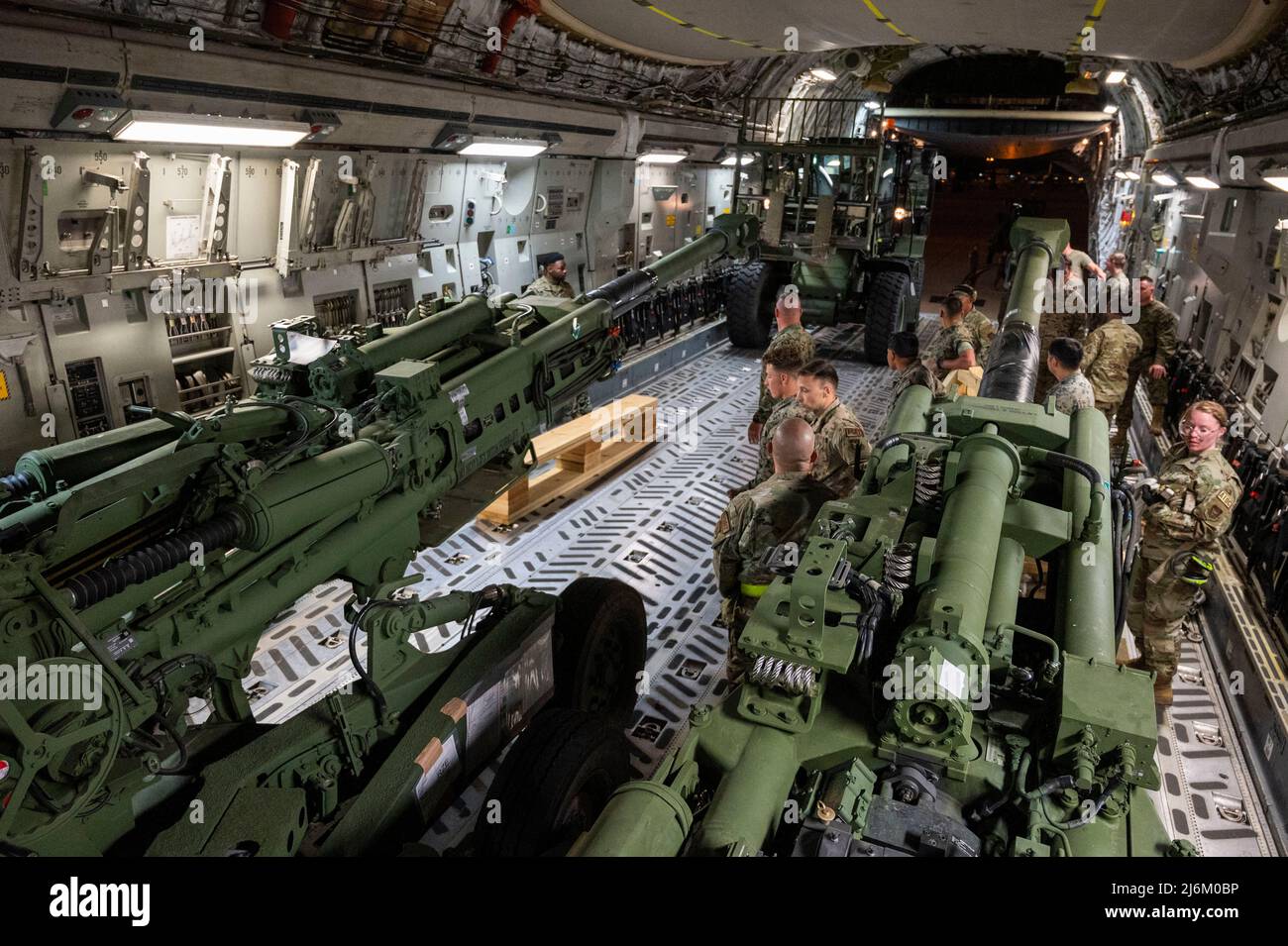 Gli airmen della Air Mobility Wing del 452nd e dei Marines della Marine Expeditionary Force del 1st di Camp Pendleton, CA., caricano un howitzer del M777 su un C-17 Globemaster III alla base della riserva aerea di marzo, CA., 27 aprile 2022. L'assistenza di sicurezza che gli Stati Uniti forniscono all'Ucraina sta permettendo il successo critico sul campo di battaglia contro la forza d'invasione russa. (STATI UNITI Air Force foto di staff Sgt. Bianco Shawn) Foto Stock