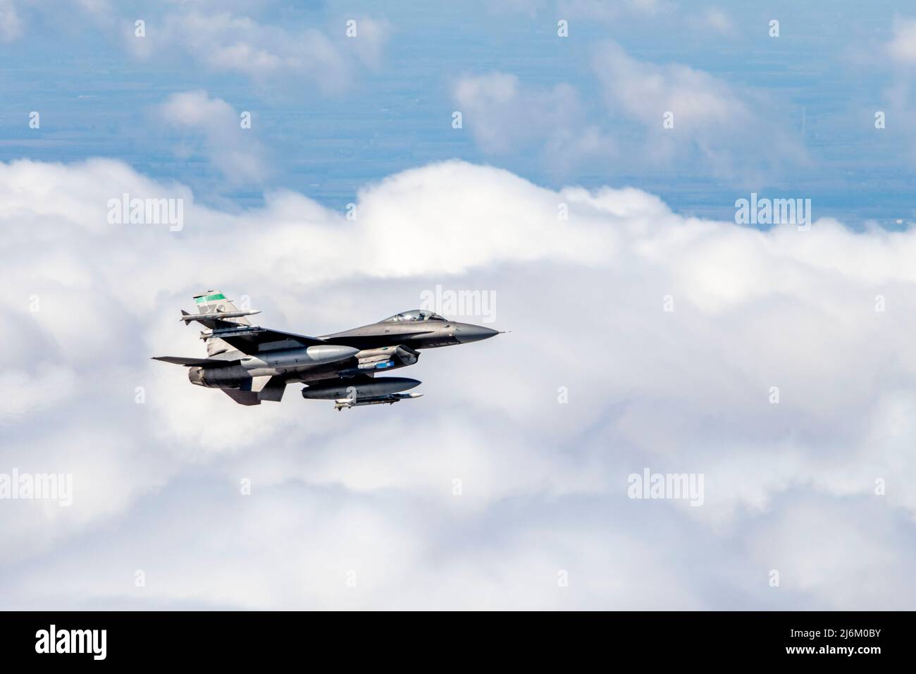 Un US Air Force F-16 Fighting Falcon, assegnato alla 180th Fighter Wing della Guardia Nazionale dell'Ohio, vola sui cieli dell'Ohio nord-occidentale durante un test del sistema Aerospace Control Alert, 27 aprile 2022. Lo scopo dell'evento è quello di esercitare il coordinamento tra il settore Eastern Air Defense, la Federal Aviation Administration e il 180FW, mantenendo la sovranità aerea e la difesa aerea attraverso la sorveglianza e il controllo dello spazio aereo sul Canada e gli Stati Uniti (USA Air National Guard Photo by staff Sgt. Kregg York) Foto Stock