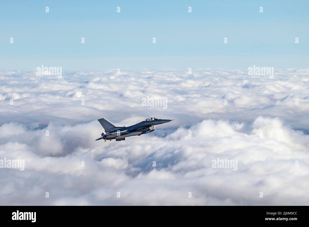 Un US Air Force F-16 Fighting Falcon, assegnato alla 180th Fighter Wing della Guardia Nazionale dell'Ohio, vola sui cieli dell'Ohio nord-occidentale durante un test del sistema Aerospace Control Alert, 27 aprile 2022. Lo scopo dell'evento è quello di esercitare il coordinamento tra il settore Eastern Air Defense, la Federal Aviation Administration e il 180FW, mantenendo la sovranità aerea e la difesa aerea attraverso la sorveglianza e il controllo dello spazio aereo sul Canada e gli Stati Uniti (USA Air National Guard Photo by staff Sgt. Kregg York) Foto Stock