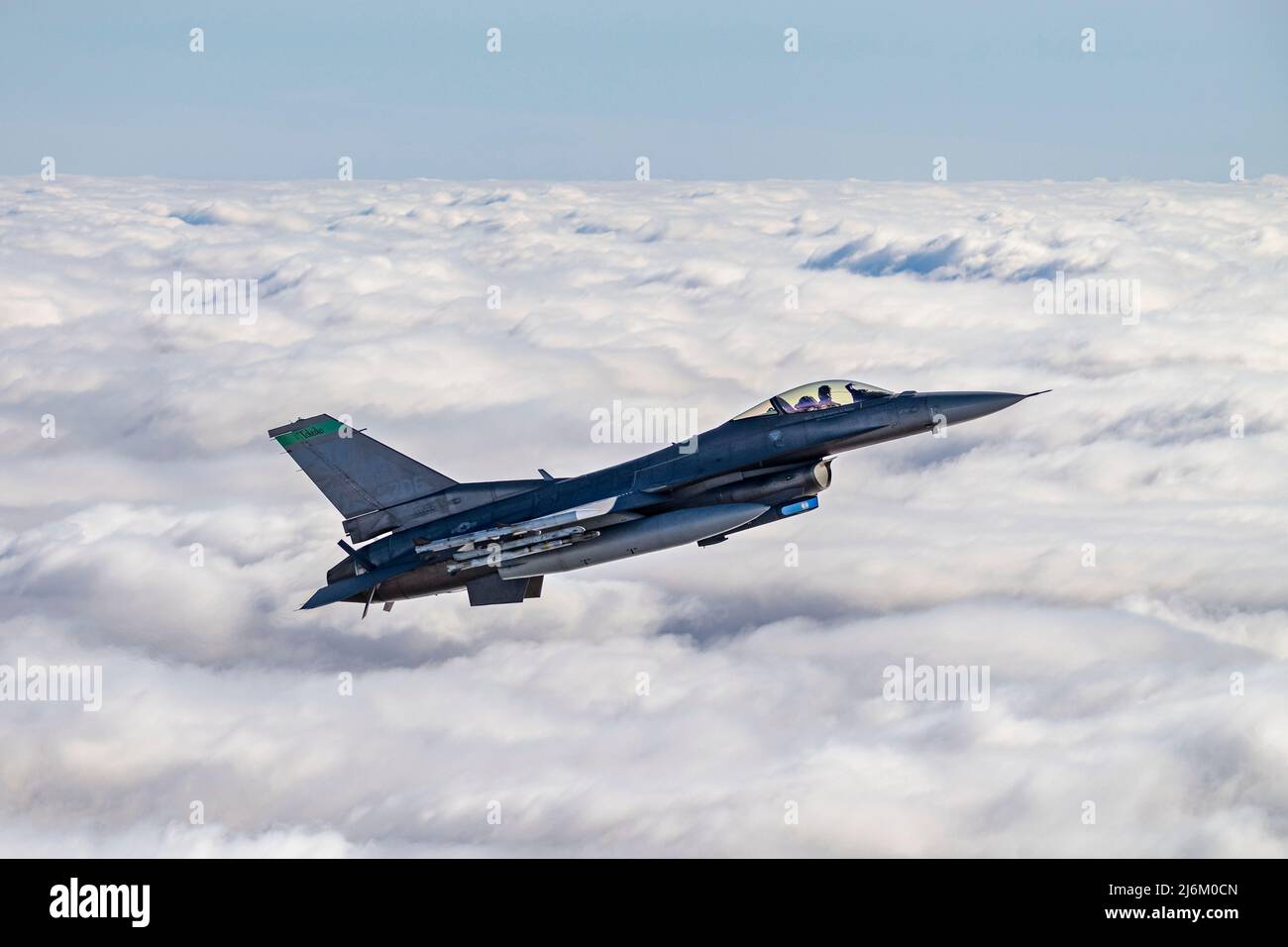 Un US Air Force F-16 Fighting Falcon, assegnato alla 180th Fighter Wing della Guardia Nazionale dell'Ohio, vola sui cieli dell'Ohio nord-occidentale durante un test del sistema Aerospace Control Alert, 27 aprile 2022. Lo scopo dell'evento è quello di esercitare il coordinamento tra il settore Eastern Air Defense, la Federal Aviation Administration e il 180FW, mantenendo la sovranità aerea e la difesa aerea attraverso la sorveglianza e il controllo dello spazio aereo sul Canada e gli Stati Uniti (USA Air National Guard Photo by staff Sgt. Kregg York) Foto Stock