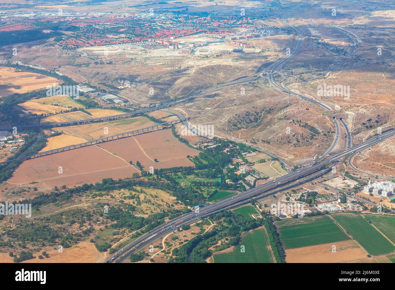 Vista sul quartiere di Madrid dall'aereo. Vista aerea di strade e paesaggi in Spagna Foto Stock