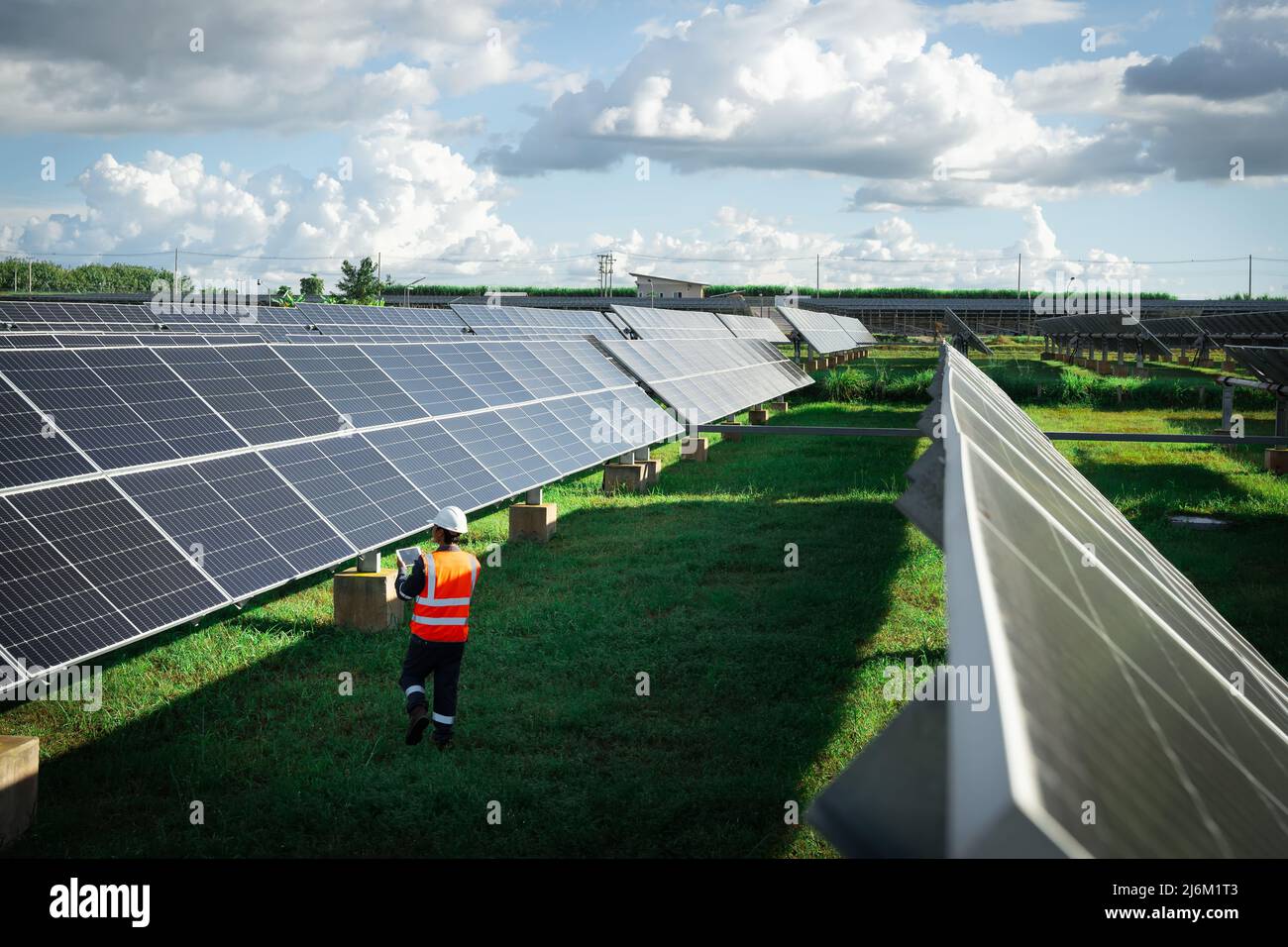 I tecnici stanno controllando il funzionamento dell'impianto di energia solare in modo che la generazione di energia possa funzionare a piena capacità. Energia alternativa Foto Stock