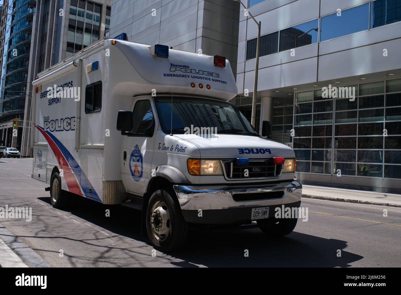 Ottawa, Ontario, Canada - 30 aprile 2022: Un veicolo di supporto di logistica di emergenza della polizia di Toronto a Ottawa durante le proteste di Rolling Thunder. Foto Stock