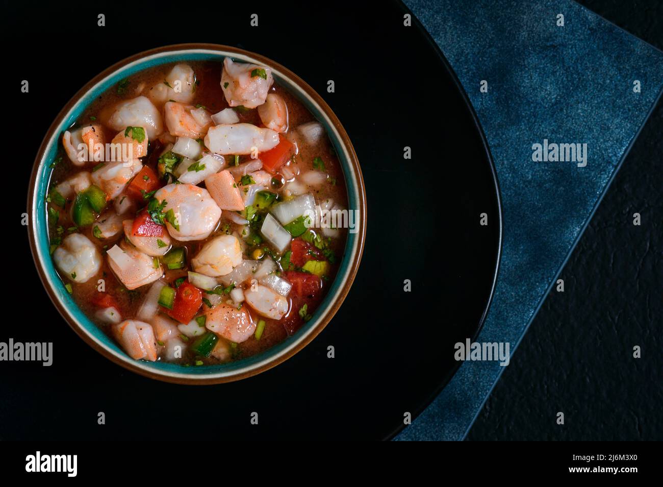 Red Shrimp Ceviche, cibo messicano, low key Foto Stock