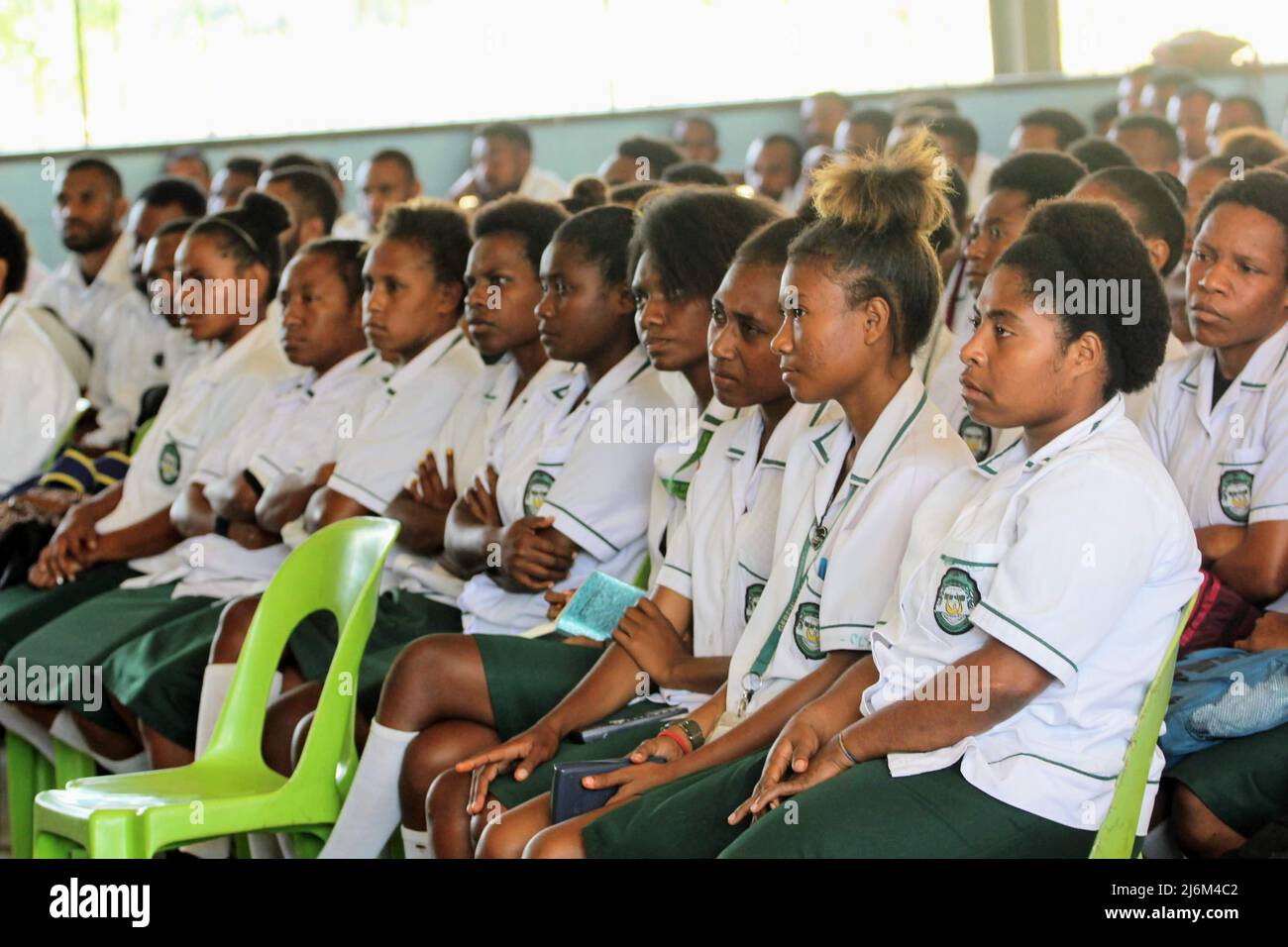 Le studentesse della scuola secondaria di Gerehu ascoltano un discorso dei funzionari dell'istruzione nel 2018 a Port Moresby, Papua Nuova Guinea Foto Stock
