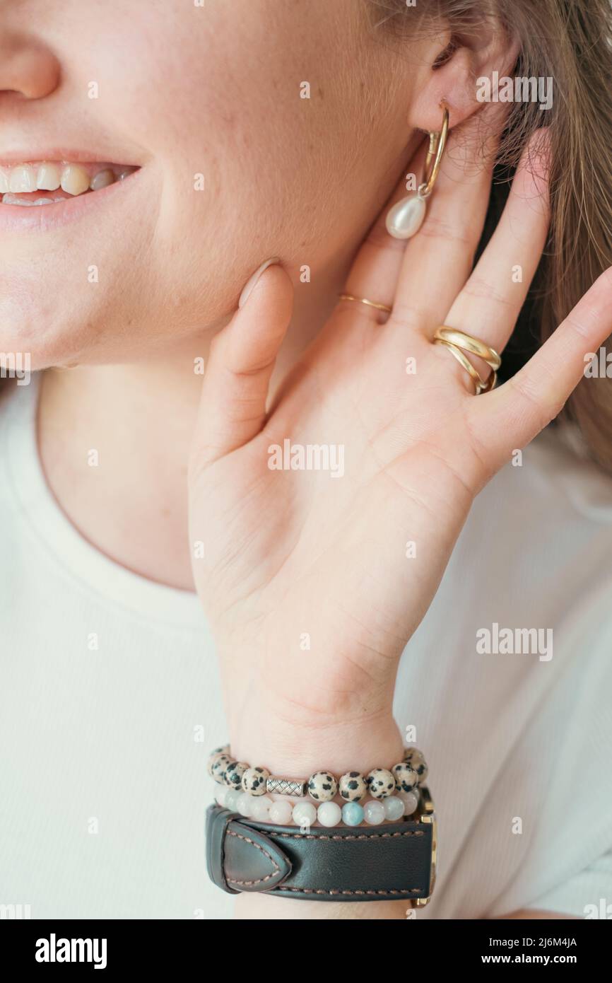 Primo piano ritratto di giovane donna con orecchino Foto Stock