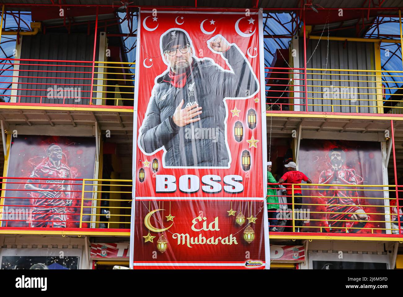 Un grande banner con il ritratto del direttore di Liverpool Jürgen Klopp, che desidera ai musulmani un felice Eid al complesso commerciale Anfield lungo la strada del digo a Majengo. I musulmani in Kenya celebrano Eid-UL-Fitr che segna la fine del mese Santo del Ramadhan. Foto Stock