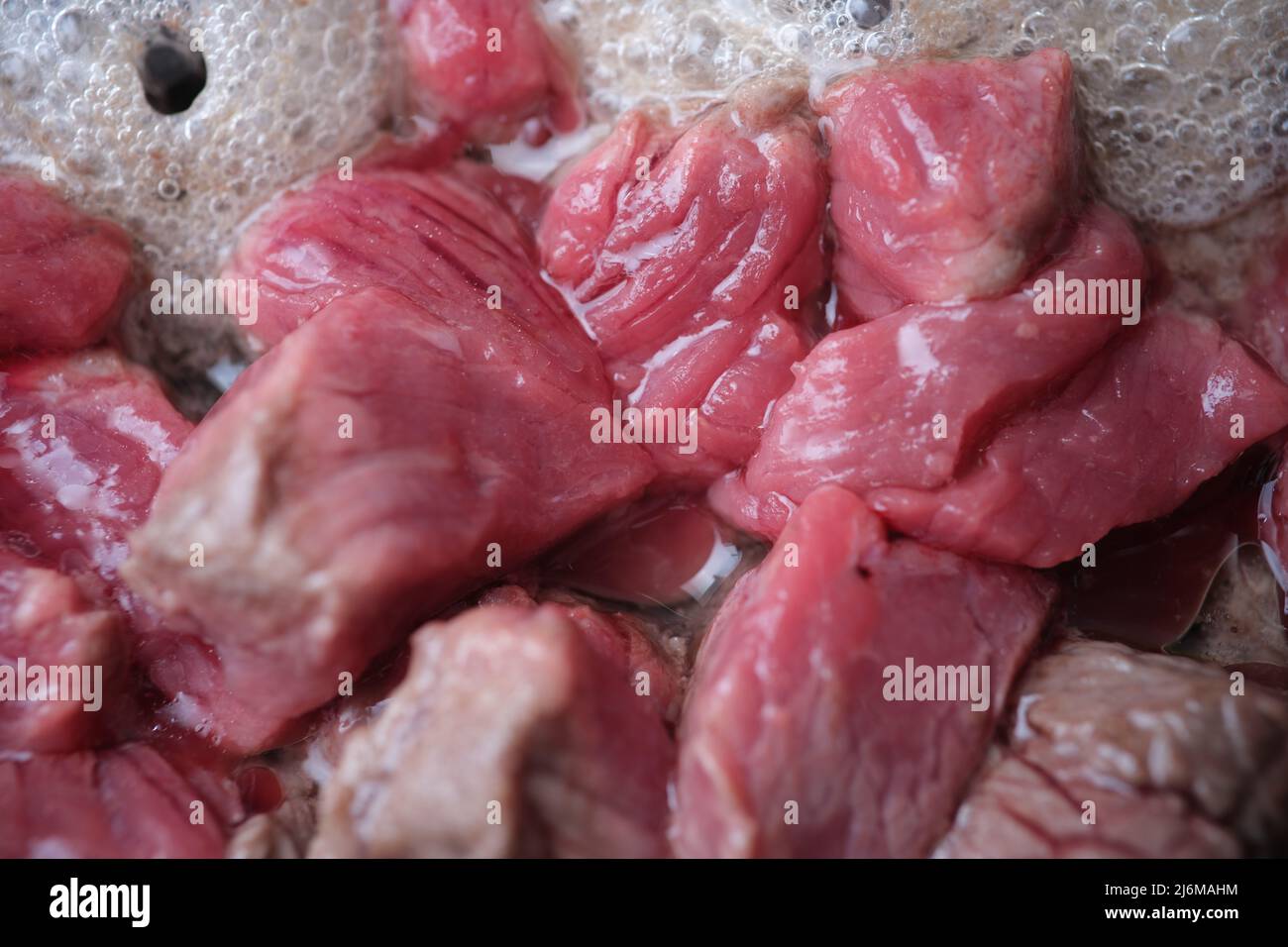 Pezzi di maiale fritti in padella, piatti di carne tradizionali Foto Stock