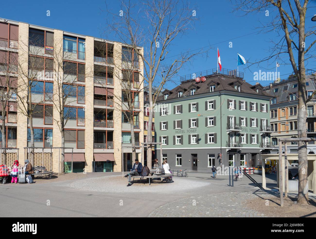 Zurigo, Svizzera - Marzo 5th 2020: Piazza urbana con edifici moderni e storici Foto Stock